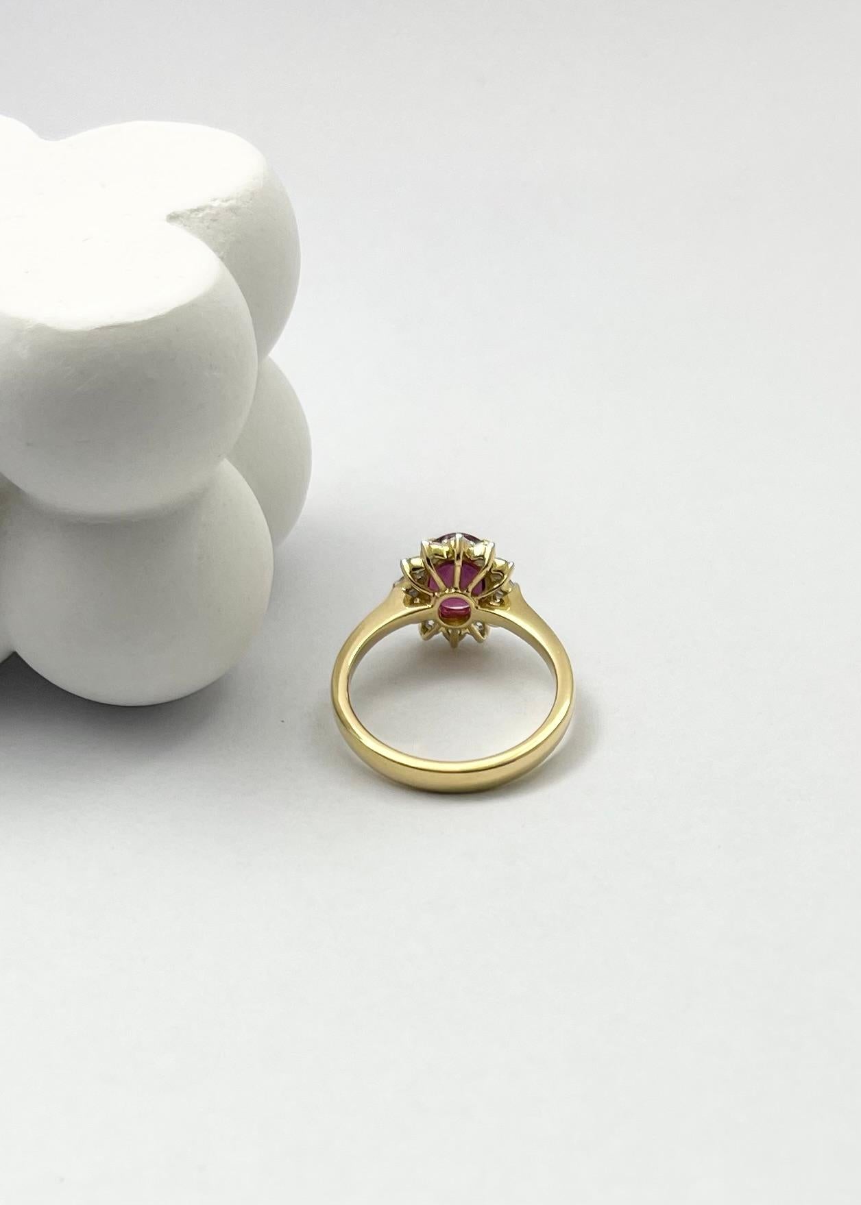 Rubin-Ring mit Diamanten in 18 Karat Gold gefasst im Angebot 5