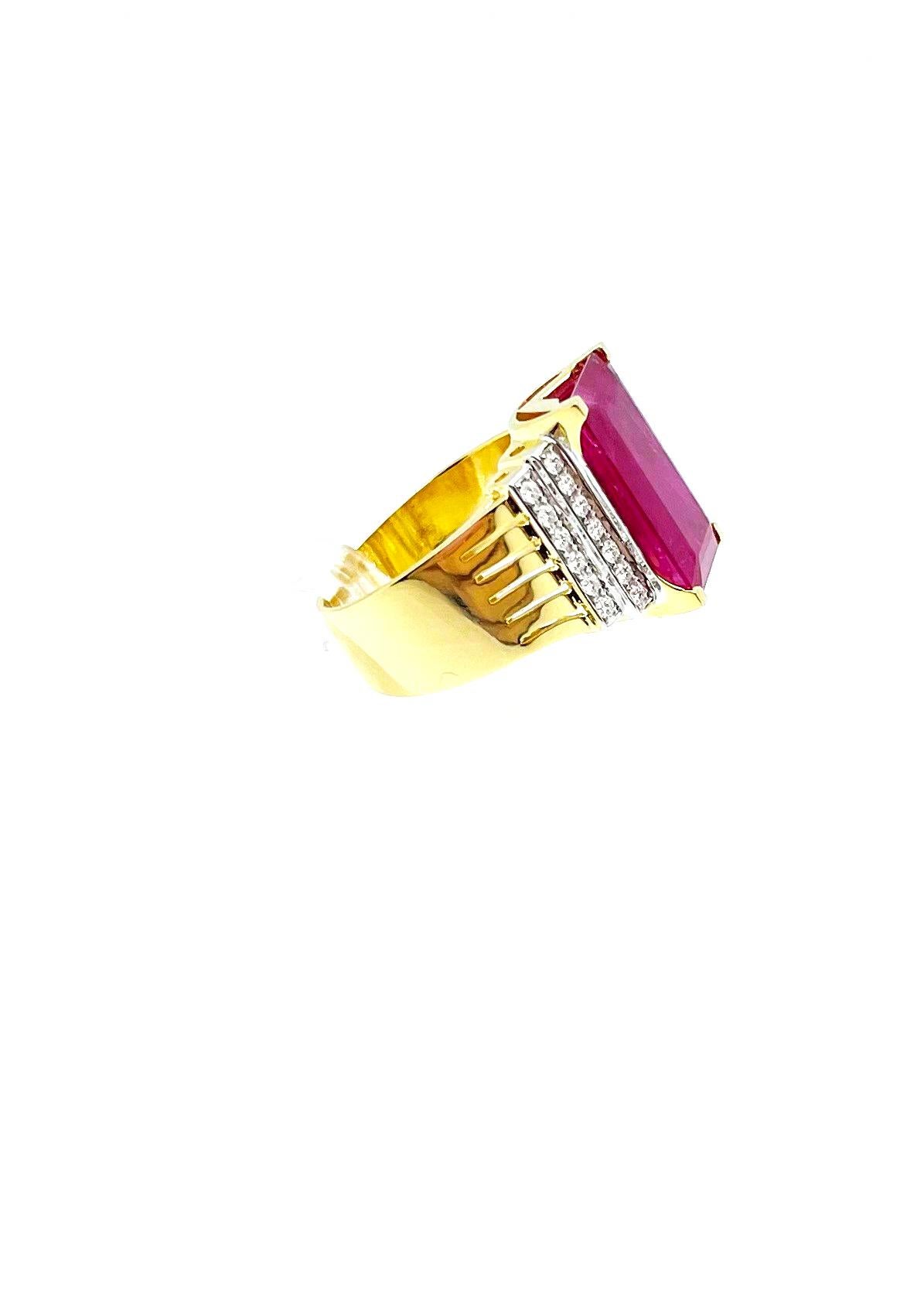 Rubin mit Diamanten  Ring in 18 Karat Goldfassungen gefasst im Angebot 6
