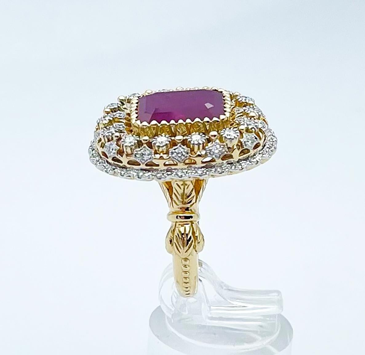 Anillo de rubí con diamantes engastado en oro de 18 quilates en venta 6