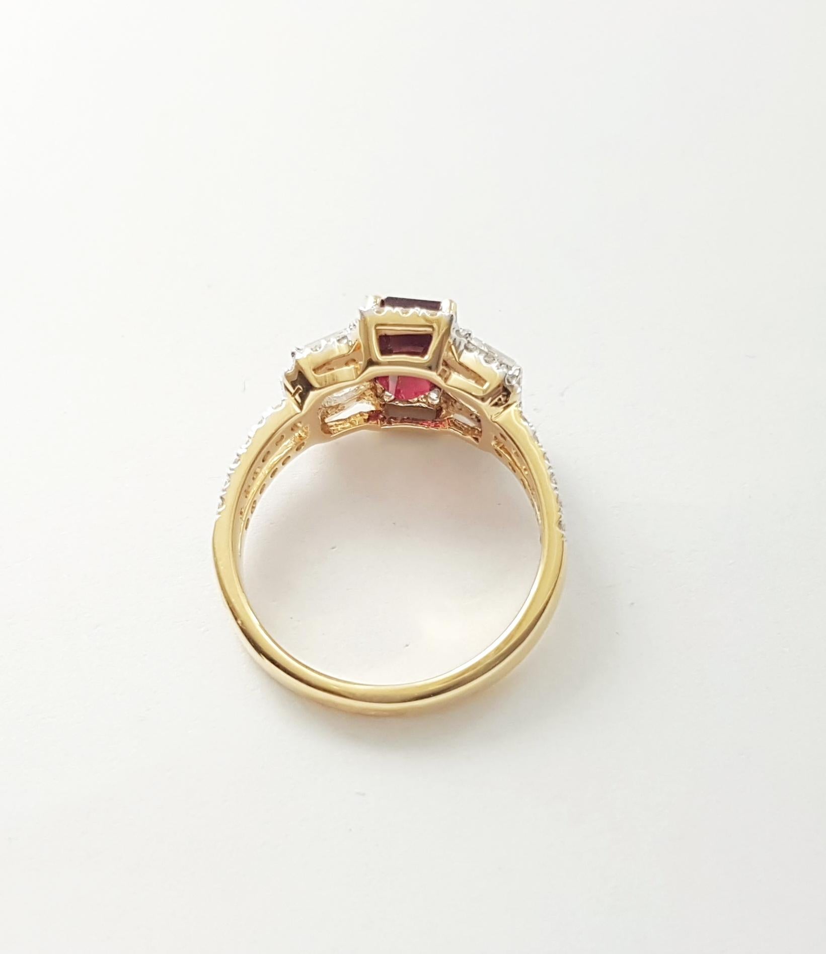 Anello con rubino e diamanti incastonati in oro 18 carati in vendita 7