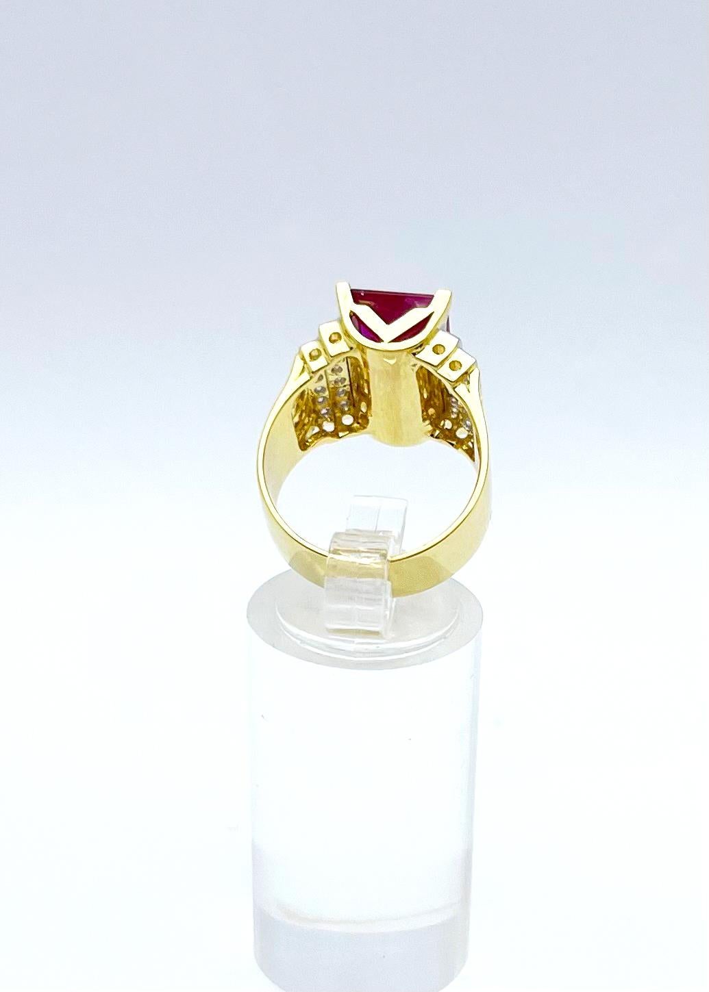 Rubin mit Diamanten  Ring in 18 Karat Goldfassungen gefasst im Angebot 8
