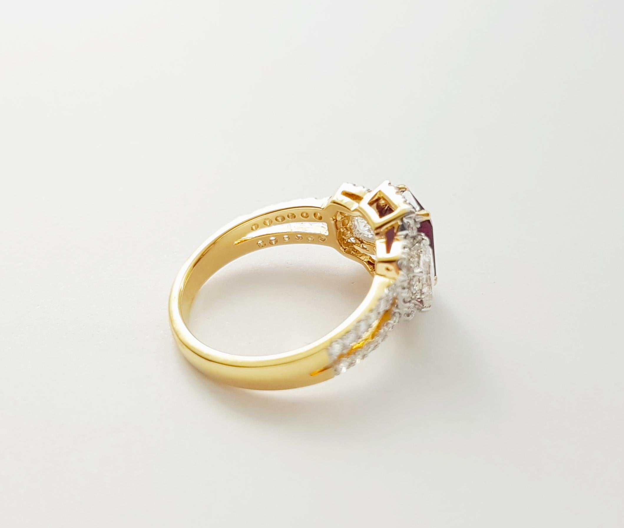 Anello con rubino e diamanti incastonati in oro 18 carati in vendita 8