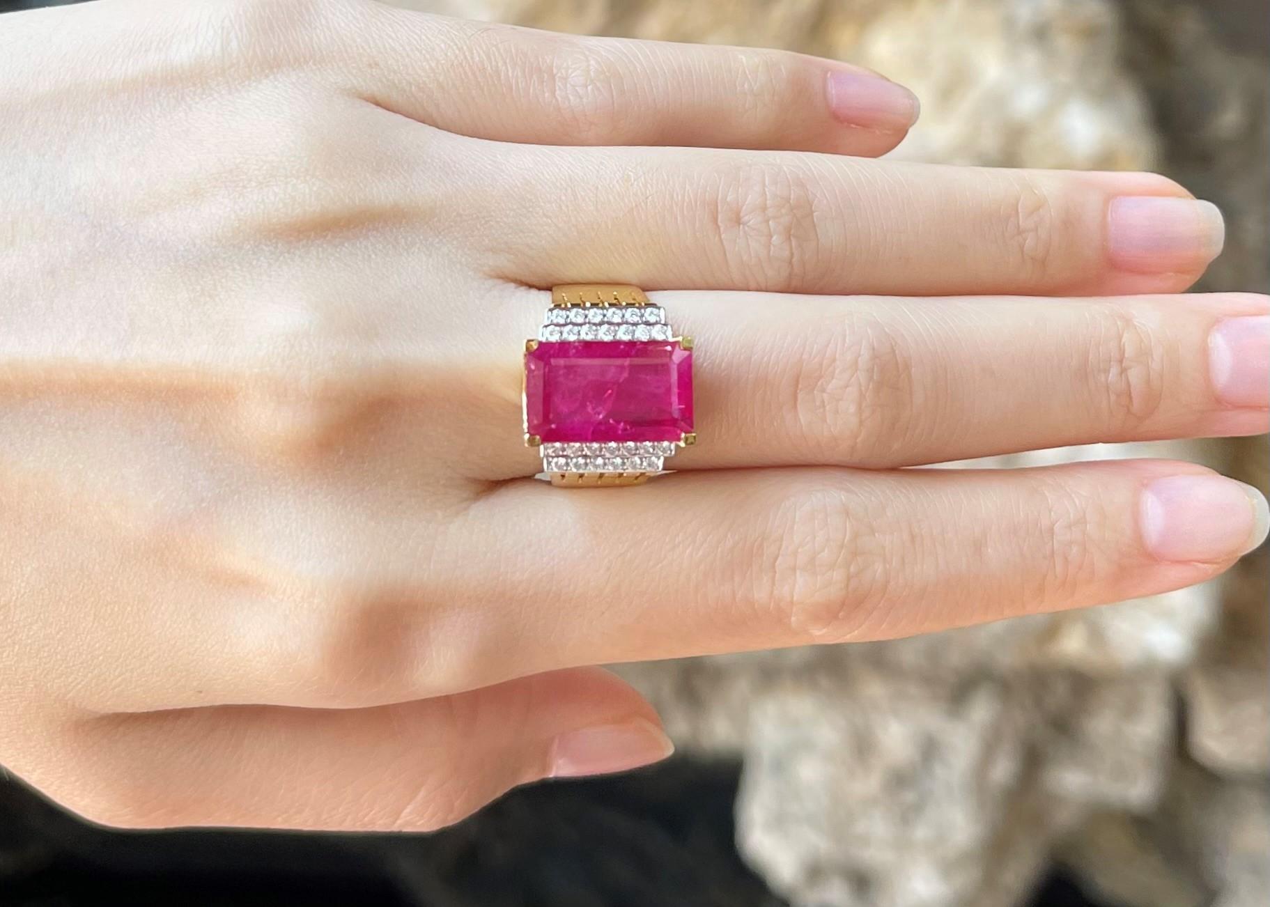 Rubin 5,51 Karat mit Diamant 0,25 Karat Ring in 18K Gold gefasst

Breite:  0.8 cm 
Länge: 1.5 cm
Ringgröße: 55
Gesamtgewicht: 9,52 Gramm



