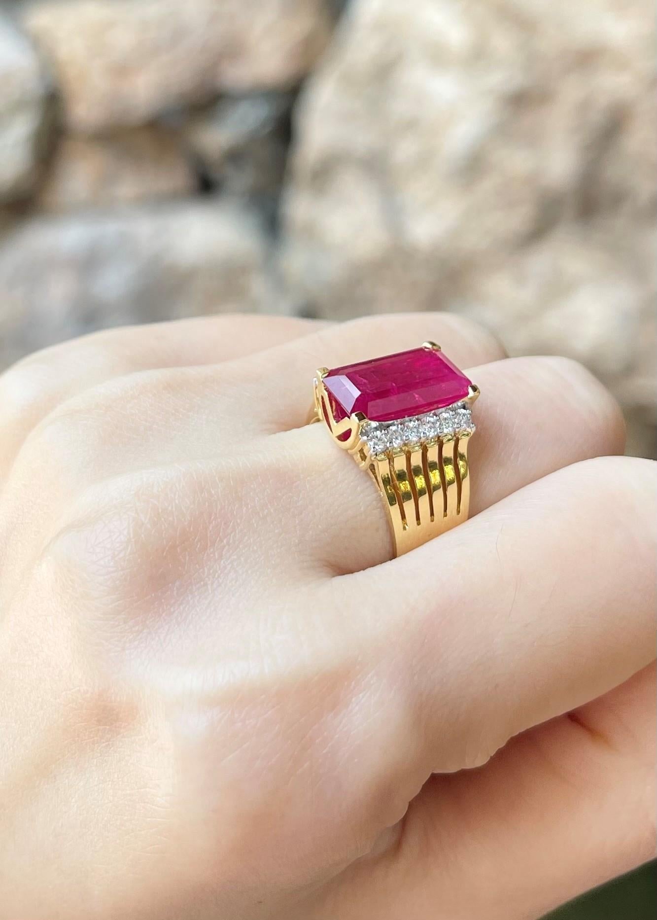 Rubin 4,71 Karat mit Diamant 0,31 Karat Ring in 18K Gold gefasst

Breite:  0.7 cm 
Länge: 1,4 cm
Ringgröße: 54
Gesamtgewicht: 9,73 Gramm
GLOCKE B28822


