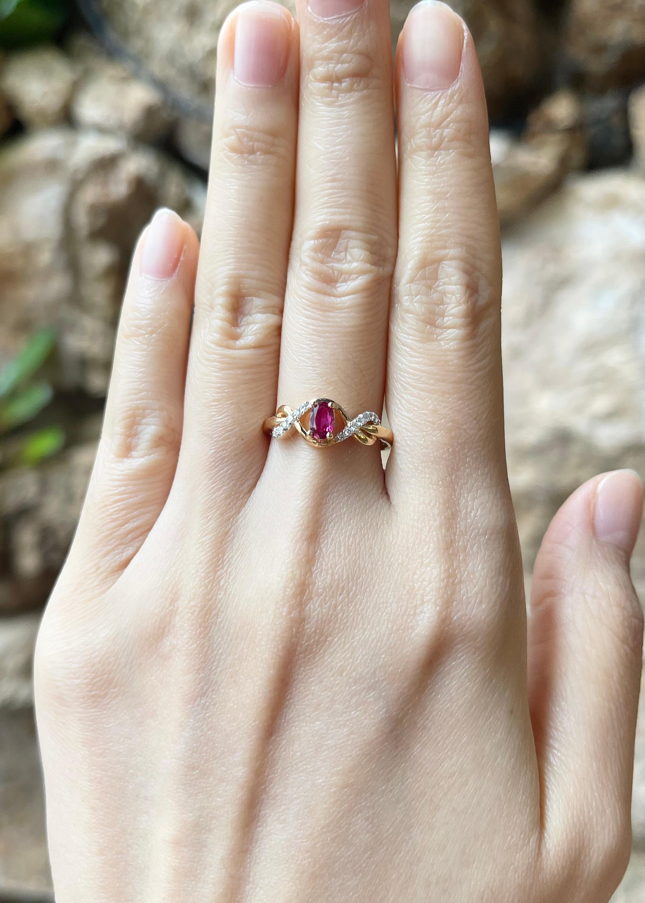 Rubin 0,40 Karat mit Diamant 0,09 Karat Ring in 18K Goldfassung

Breite:  0.3 cm 
Länge: 0,7 cm
Ringgröße: 56
Gesamtgewicht: 3.60 Gramm

