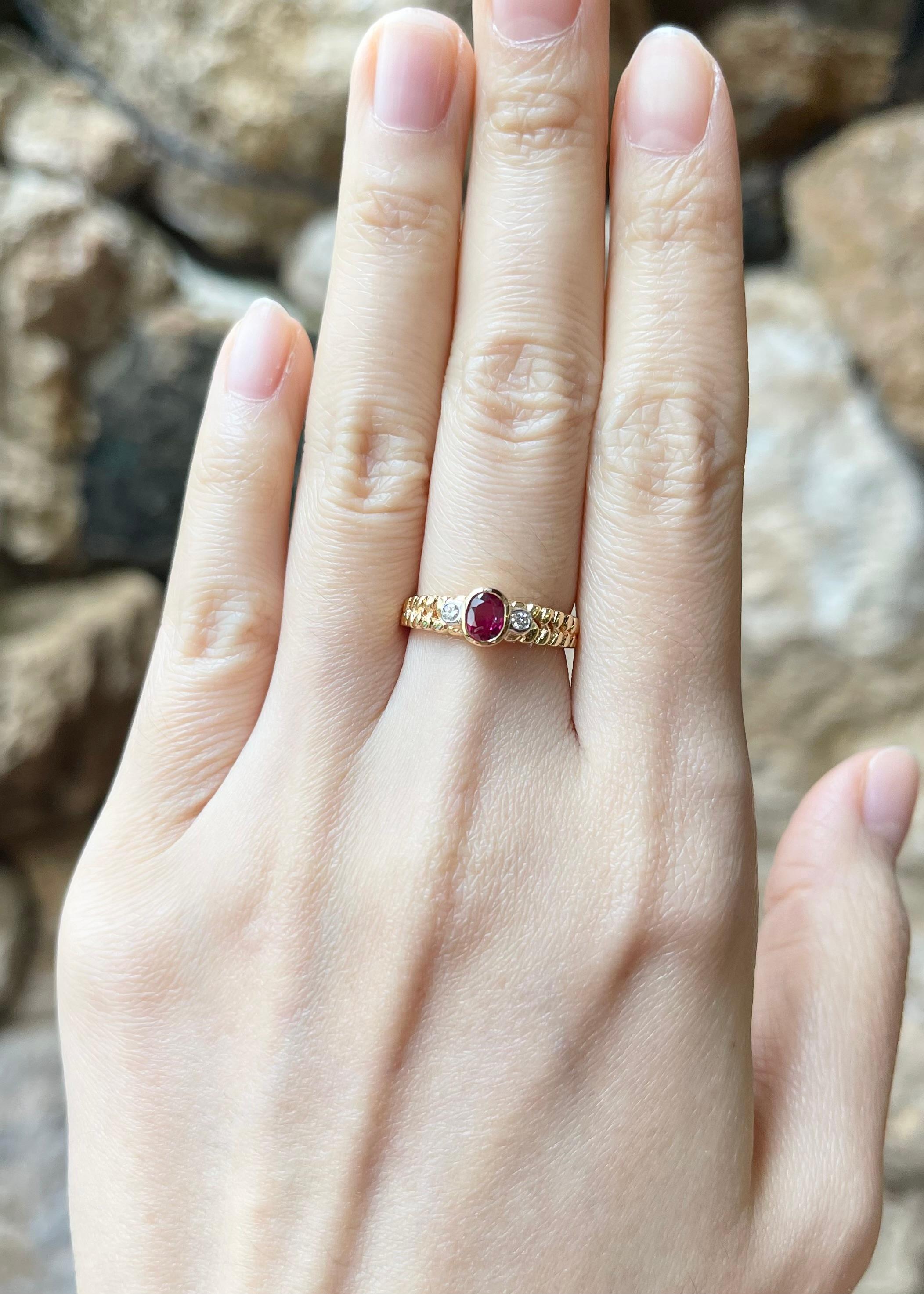 Rubin 0,44 Karat mit Diamant 0,04 Karat Ring in 18K Goldfassung

Breite:  1.0 cm 
Länge: 0,6 cm
Ringgröße: 51
Gesamtgewicht: 3.19 Gramm

