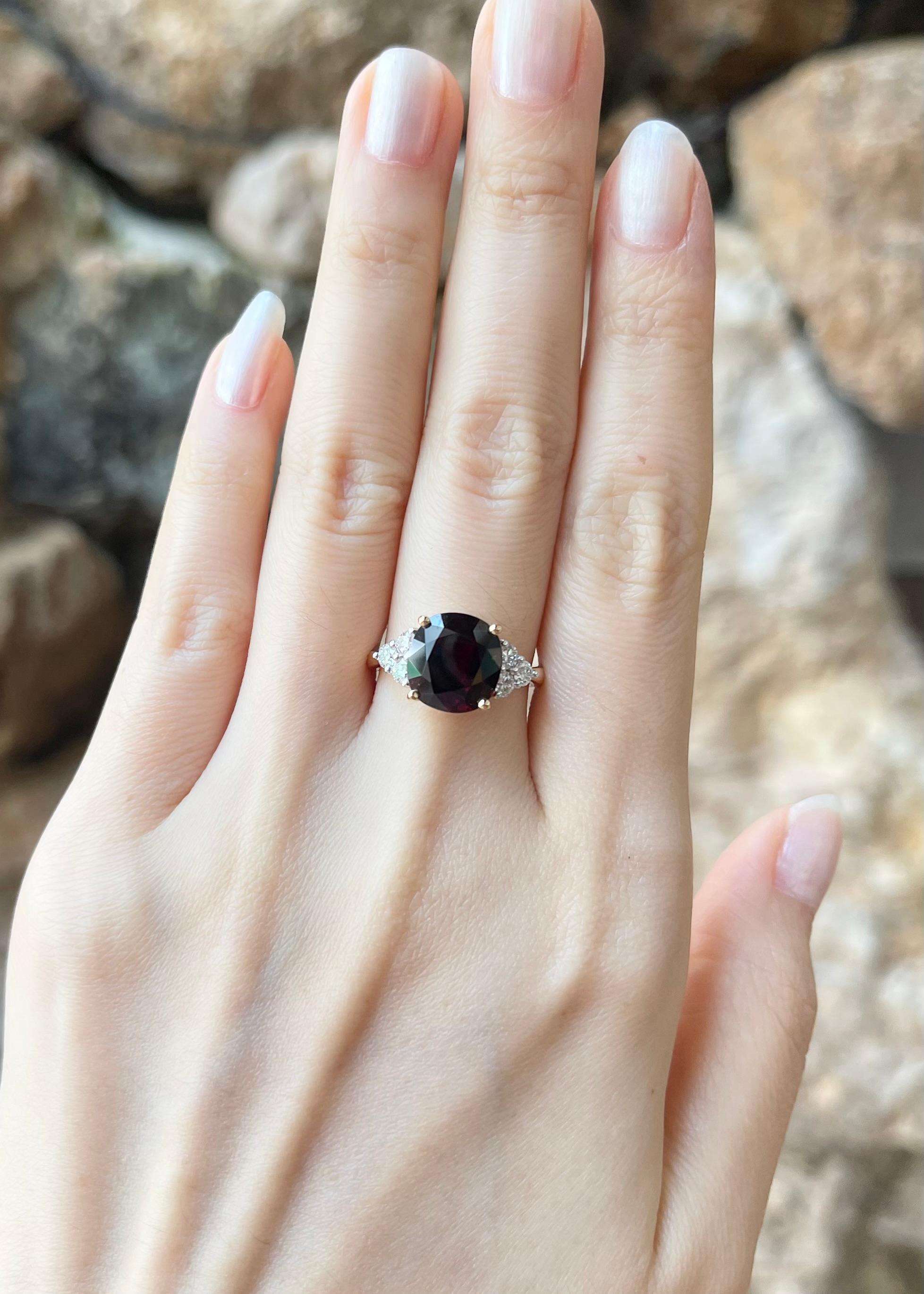 Ruby 4.55 carats with Diamond 0.47 carat Ring set in 18K Gold Settings

Width:  0.9 cm 
Length: 1.0 cm
Ring Size: 53
Total Weight: 5.20 grams


