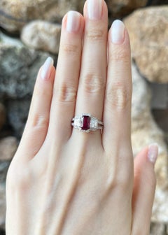 Rubin-Ring mit Diamanten in 18 Karat Gold gefasst