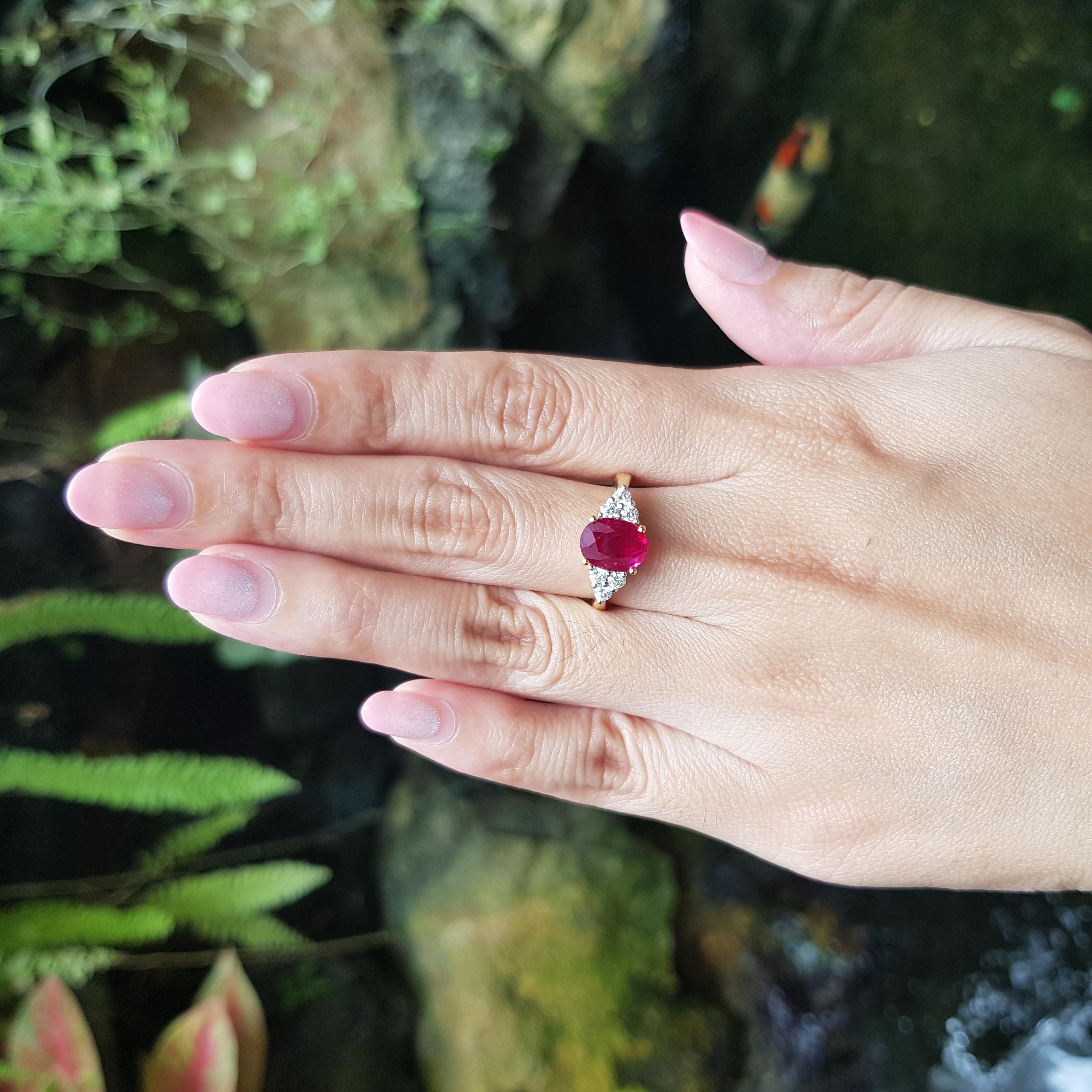 Bague en or 18 carats ornée d'un rubis de 1,19 carats et d'un diamant de 0,37 carat

Largeur :  1,7 cm 
Longueur : 1.0 cm
Taille de l'anneau : 54
Poids total : 4,78 grammes

