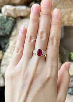 Anello con rubino e diamanti incastonati in oro 18 carati