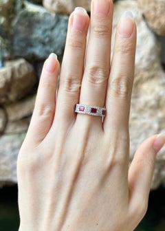 Rubin-Ring mit Diamanten in 18 Karat Gold gefasst