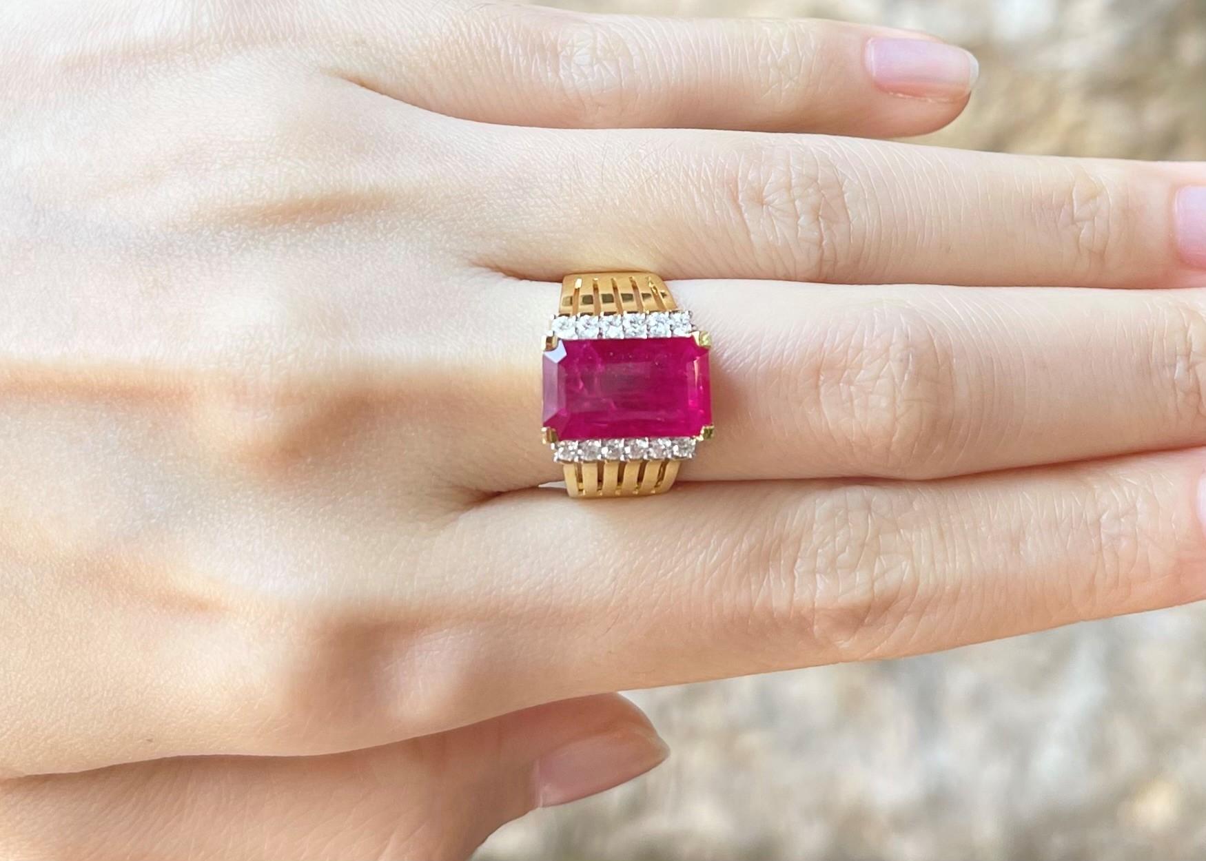 Rubin-Ring mit Diamanten in 18 Karat Gold gefasst (Zeitgenössisch) im Angebot