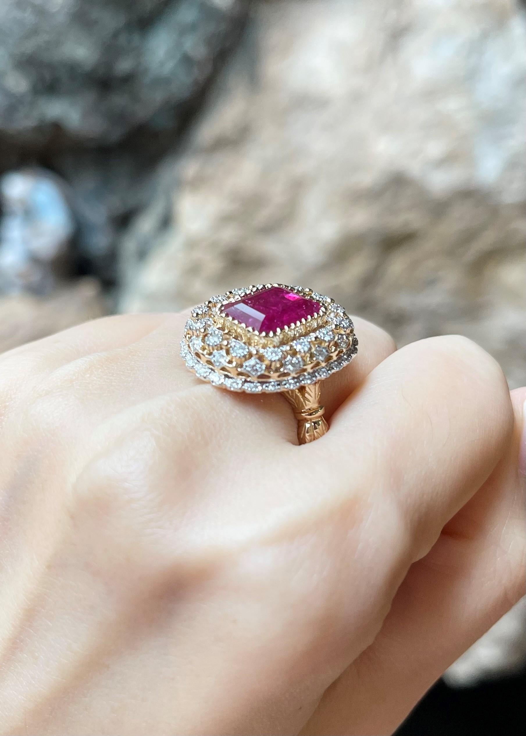 Anillo de rubí con diamantes engastado en oro de 18 quilates Contemporáneo en venta