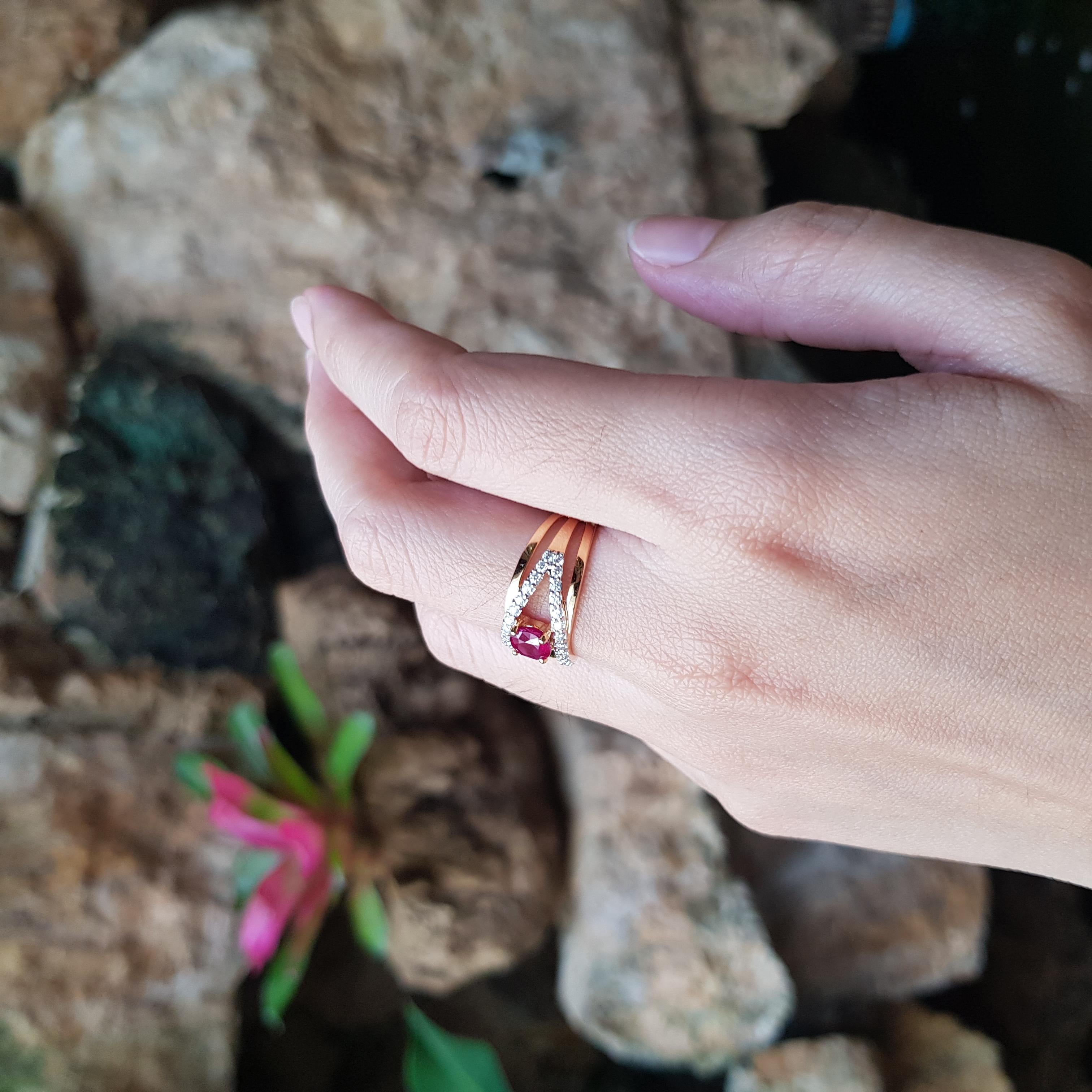 Rubin-Ring mit Diamanten in 18 Karat Gold gefasst (Zeitgenössisch) im Angebot