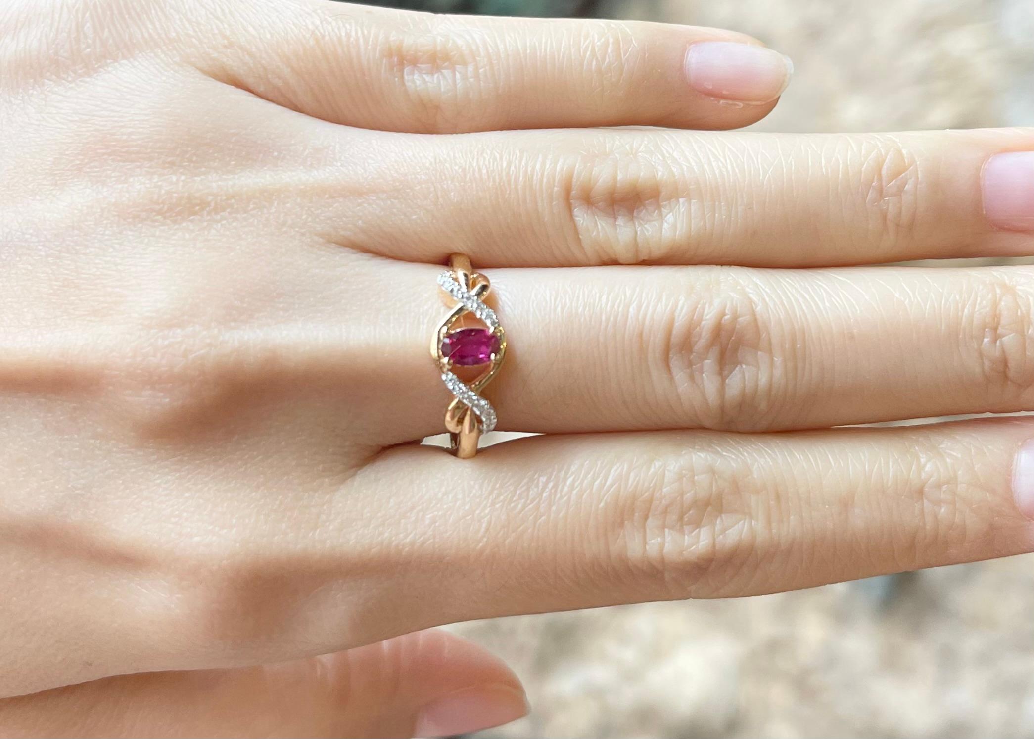 Rubin-Ring mit Diamanten in 18 Karat Gold gefasst (Zeitgenössisch) im Angebot
