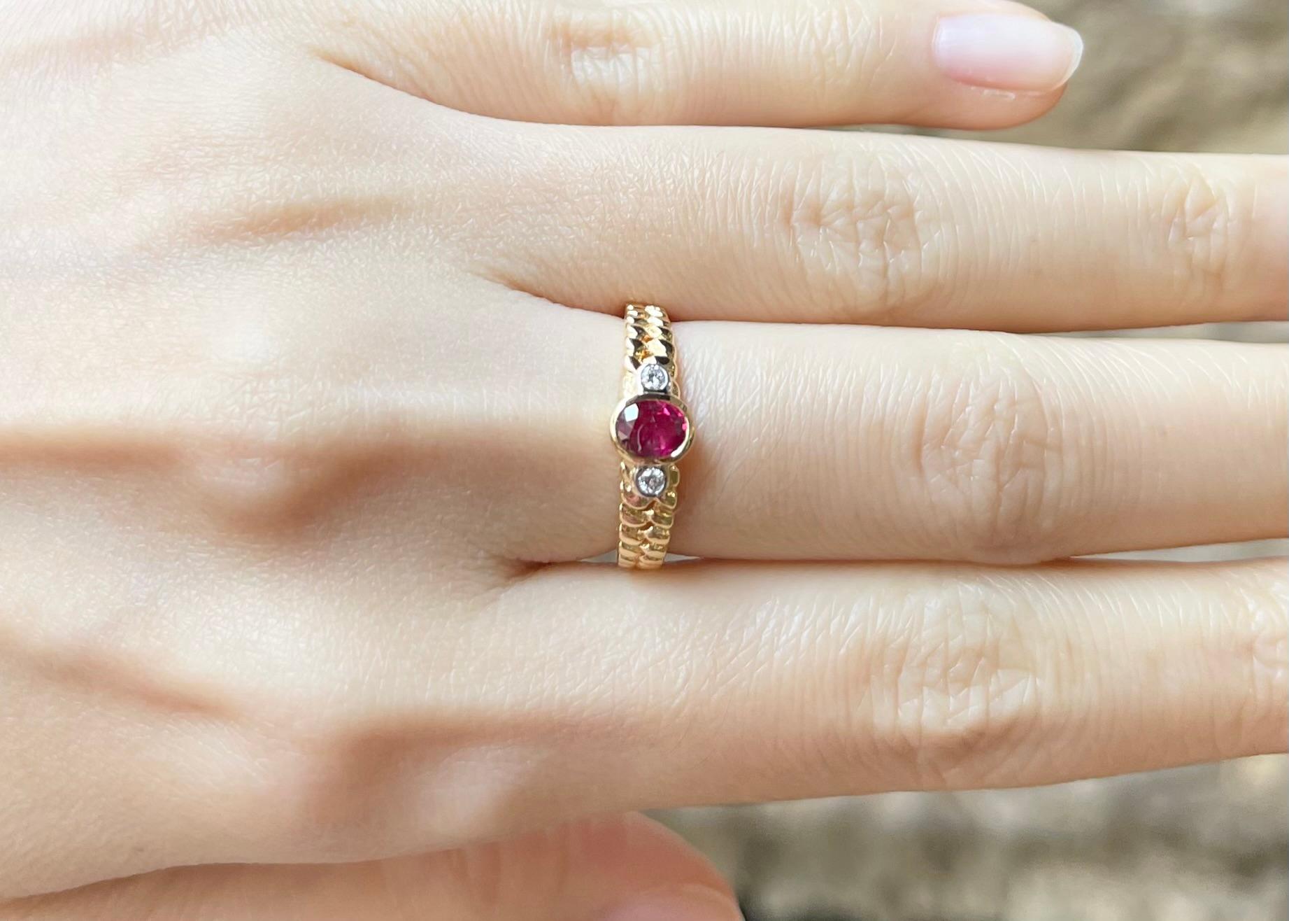 Rubin-Ring mit Diamanten in 18 Karat Gold gefasst (Zeitgenössisch) im Angebot