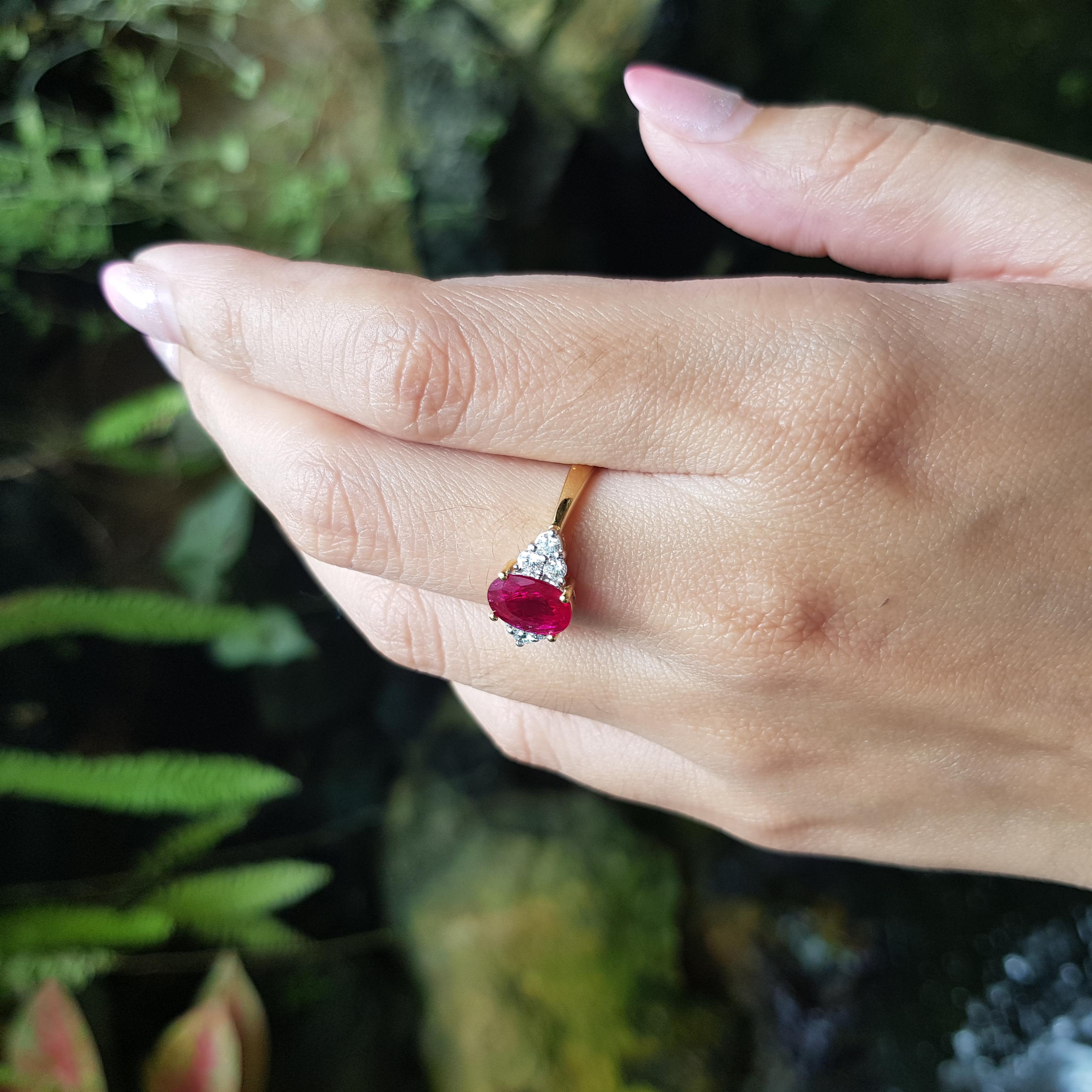 Contemporain Bague en or 18 carats sertie de rubis et de diamants en vente