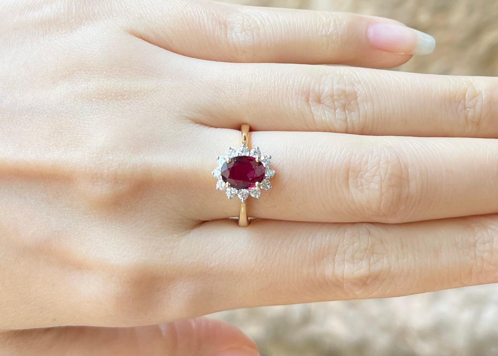 Rubin-Ring mit Diamanten in 18 Karat Gold gefasst (Zeitgenössisch) im Angebot