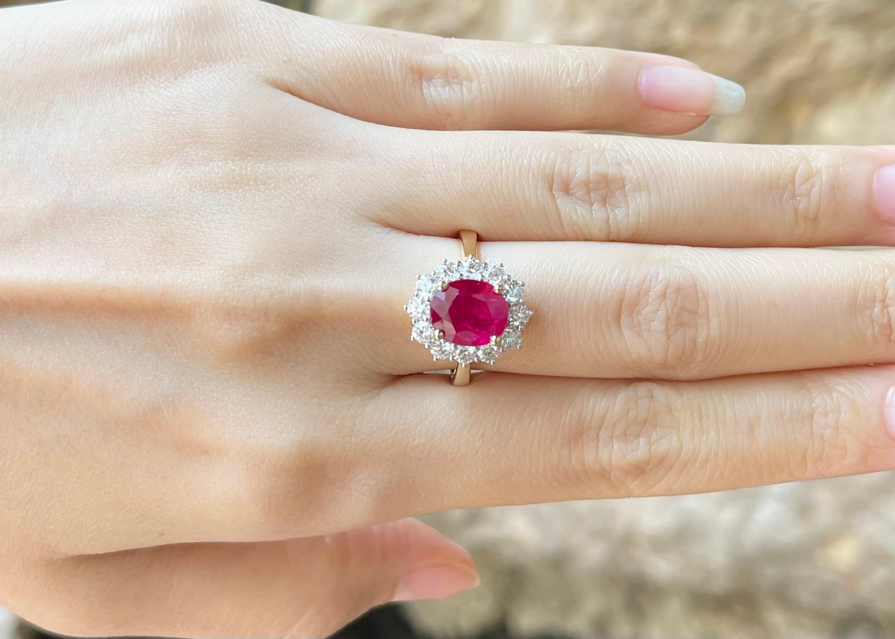 Rubin-Ring mit Diamanten in 18 Karat Gold gefasst (Zeitgenössisch) im Angebot