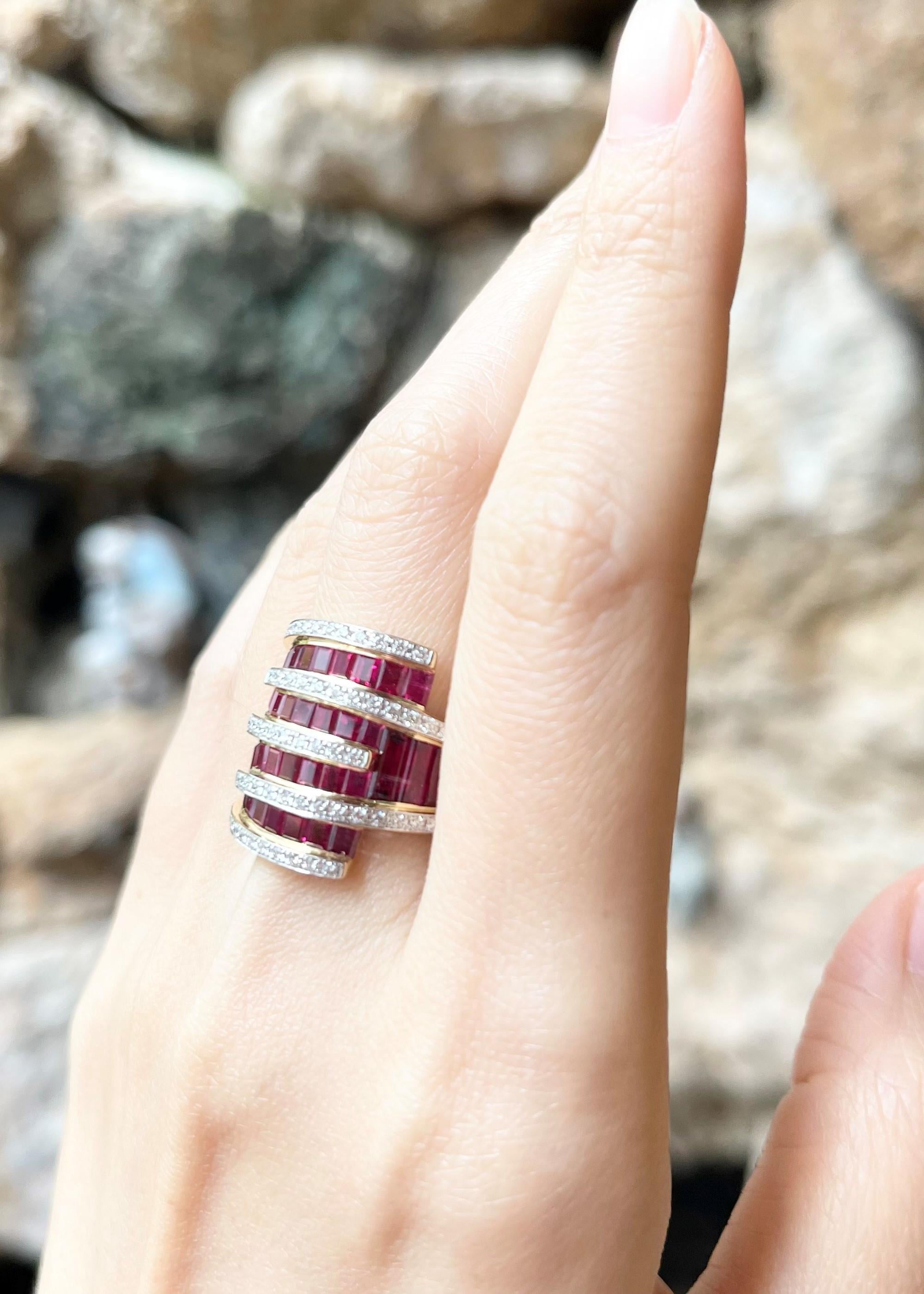 Rubin-Ring mit Diamanten in 18 Karat Gold gefasst (Carréschliff) im Angebot