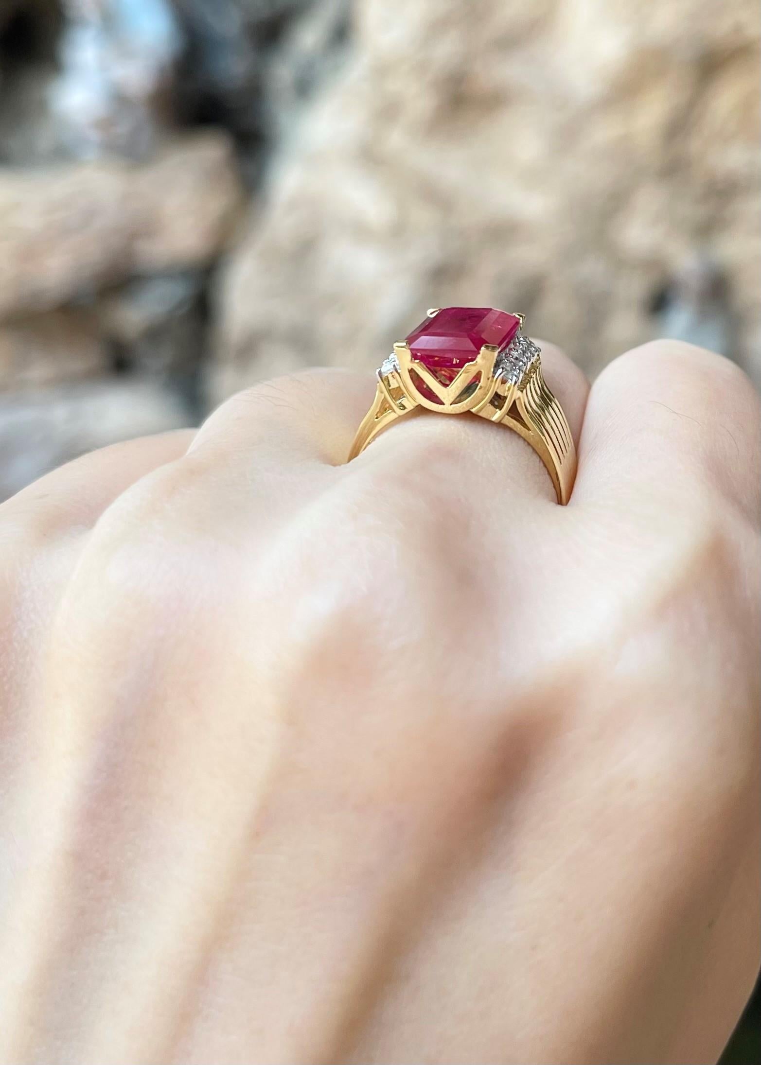 Rubin-Ring mit Diamanten in 18 Karat Gold gefasst (Smaragdschliff) im Angebot