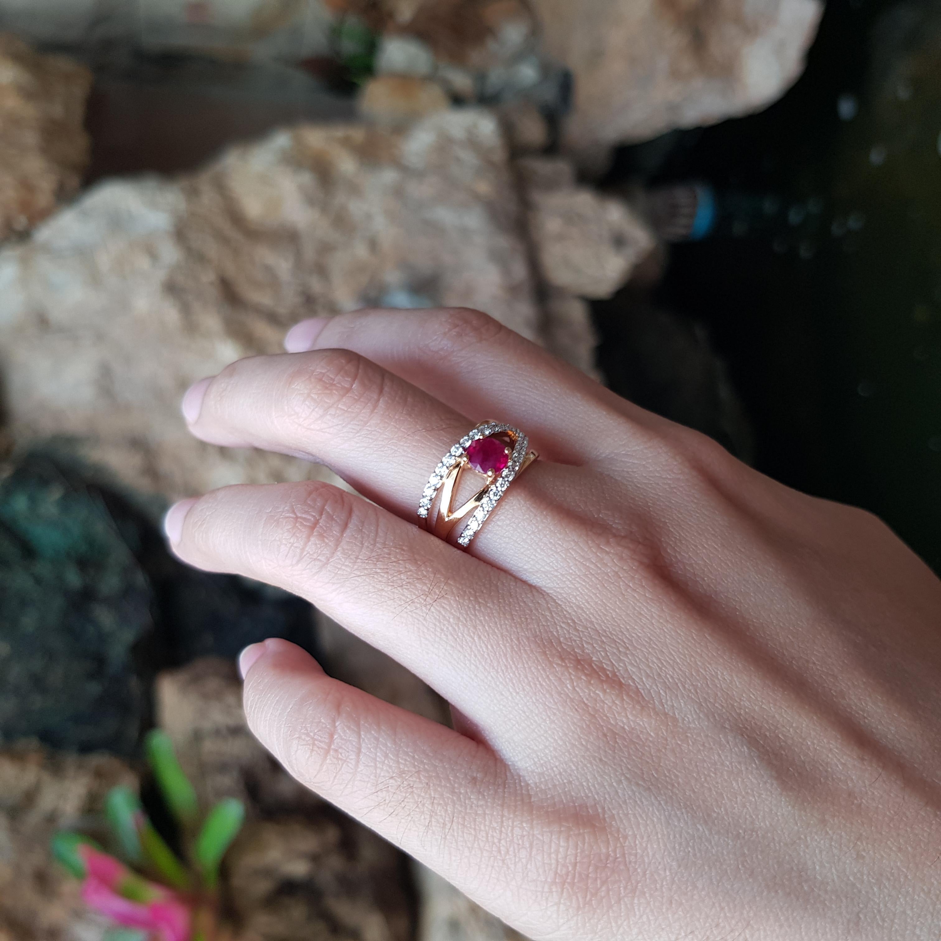 Rubin-Ring mit Diamanten in 18 Karat Gold gefasst (Ovalschliff) im Angebot