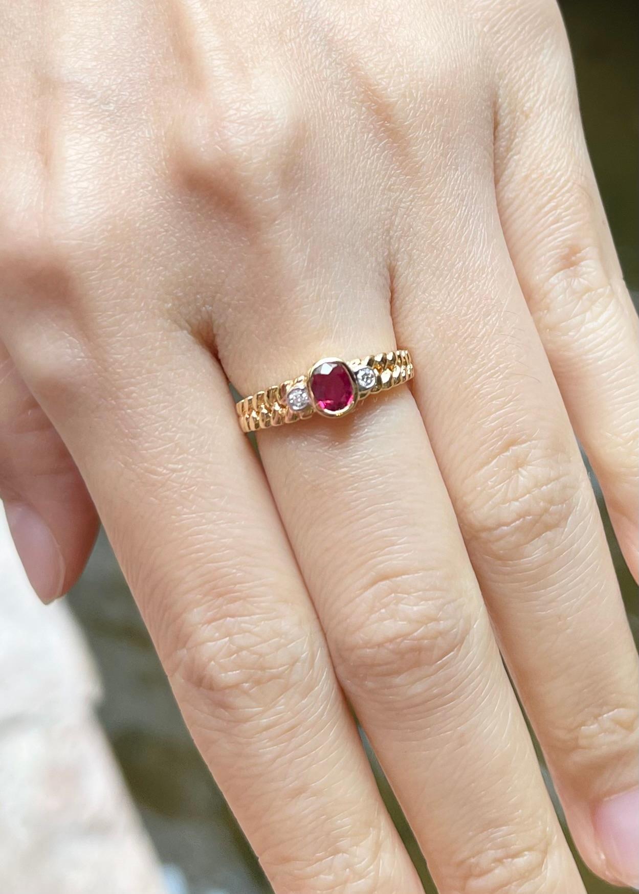 Rubin-Ring mit Diamanten in 18 Karat Gold gefasst (Ovalschliff) im Angebot
