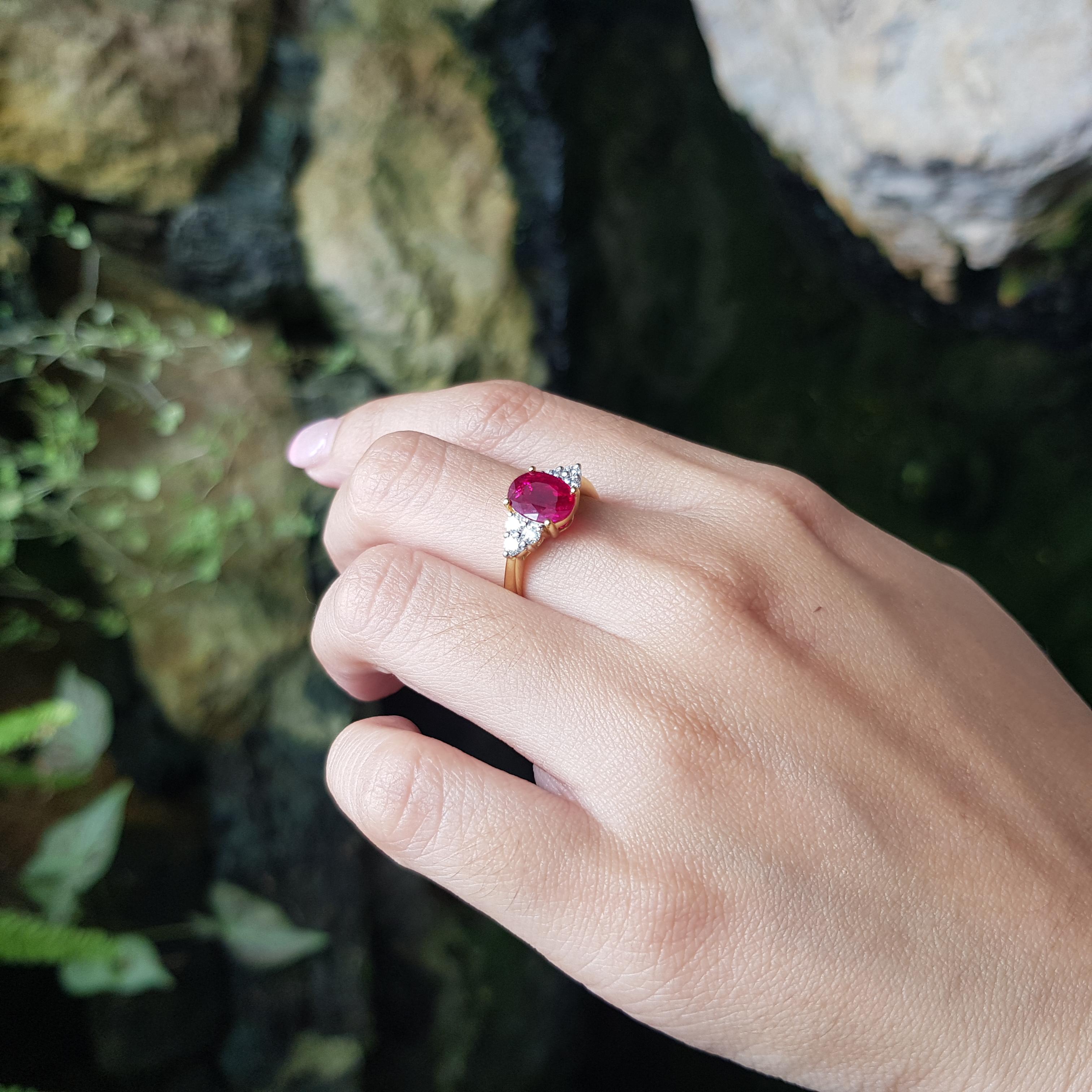Taille ovale Bague en or 18 carats sertie de rubis et de diamants en vente