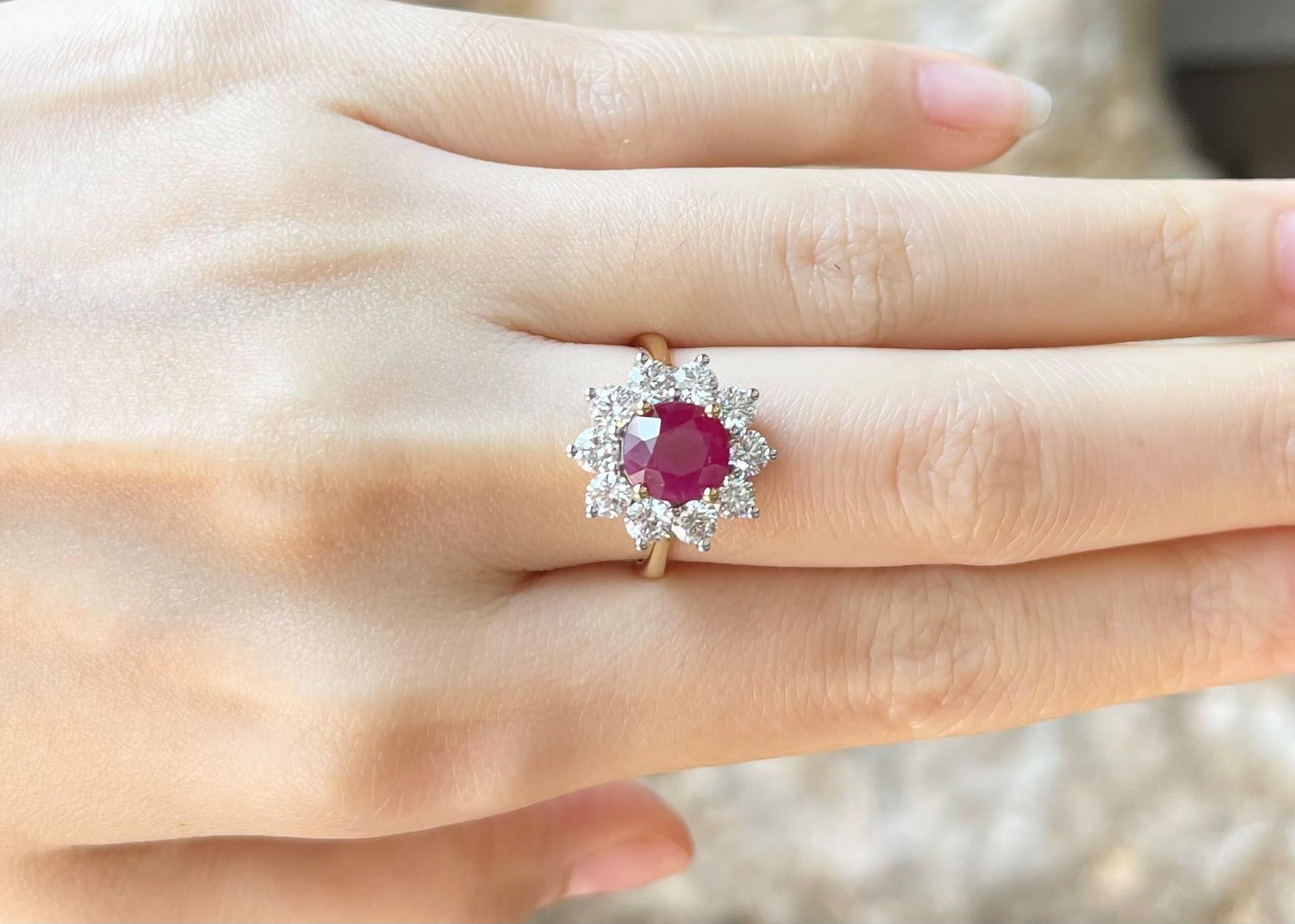 Ruby with Diamond Ring set in 18K Gold Settings In New Condition For Sale In Bangkok, TH