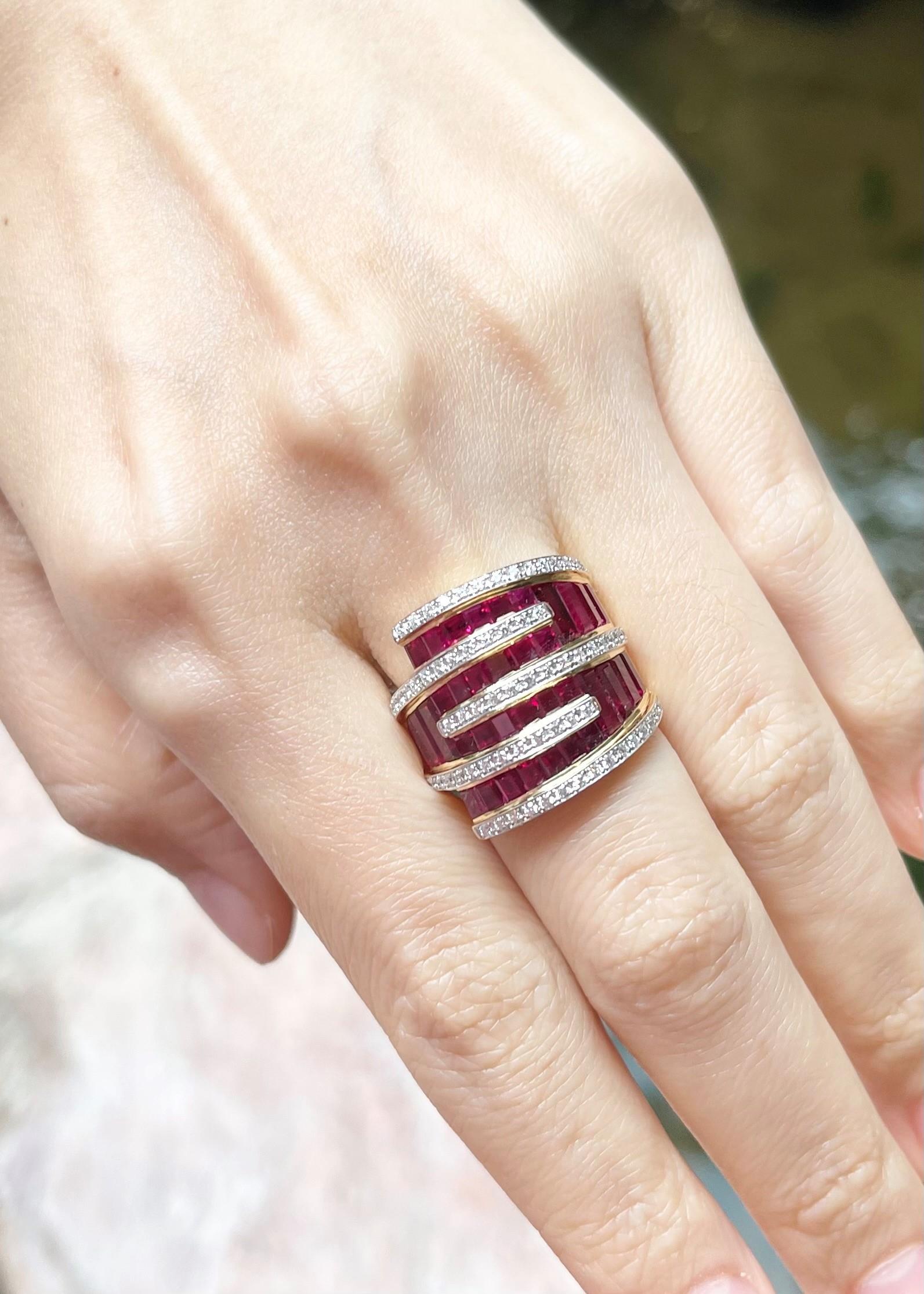 Rubin-Ring mit Diamanten in 18 Karat Gold gefasst im Zustand „Neu“ im Angebot in Bangkok, TH