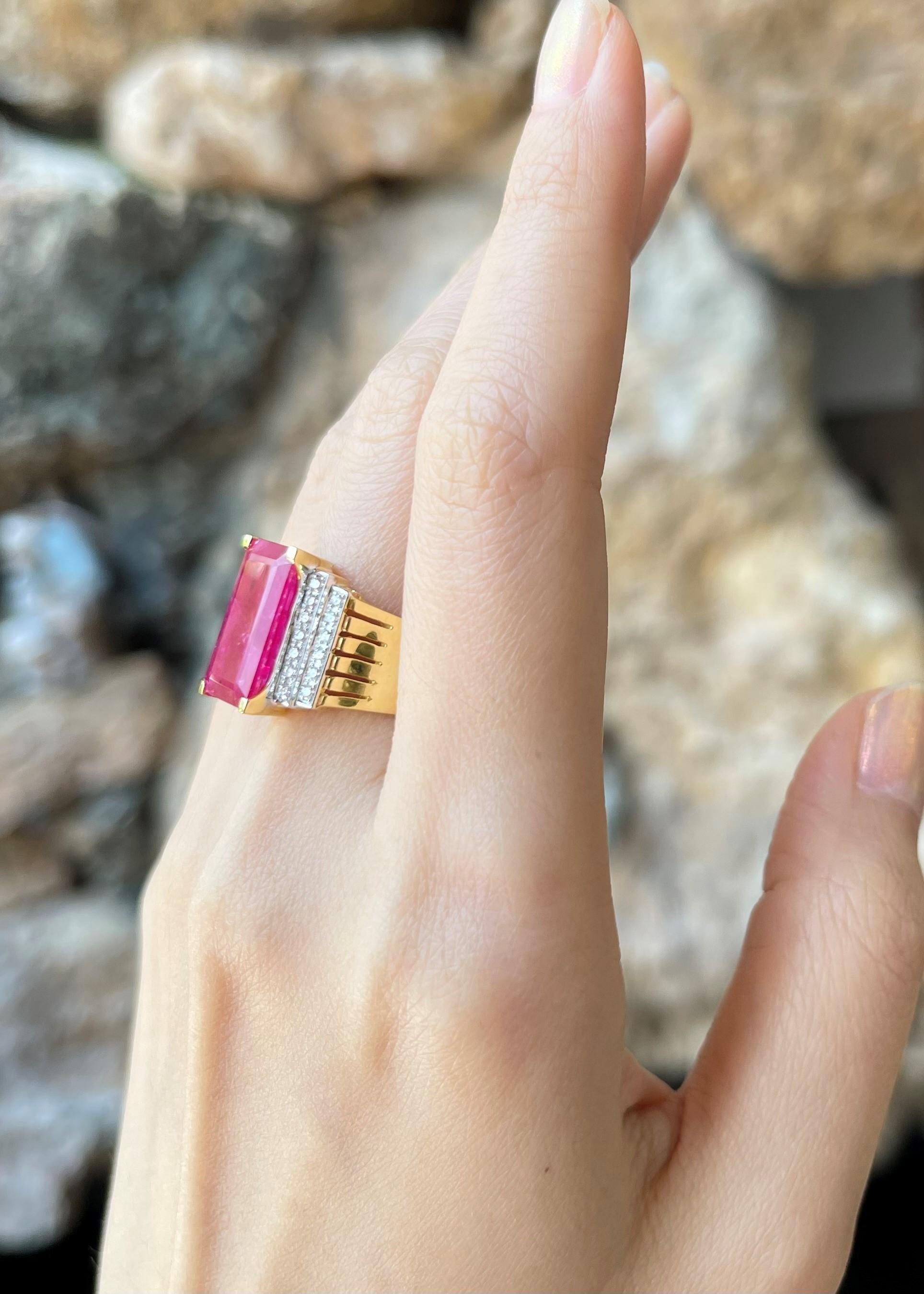 Rubin mit Diamanten  Ring in 18 Karat Goldfassungen gefasst im Zustand „Neu“ im Angebot in Bangkok, TH