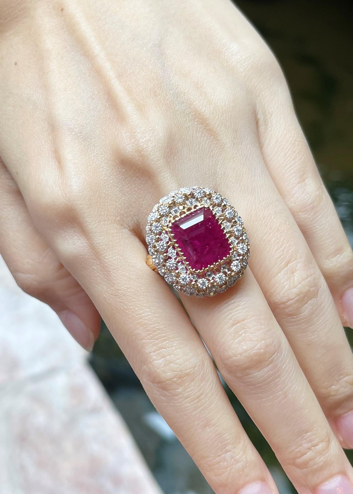 Anillo de rubí con diamantes engastado en oro de 18 quilates en Nuevo estado para la venta en Bangkok, TH