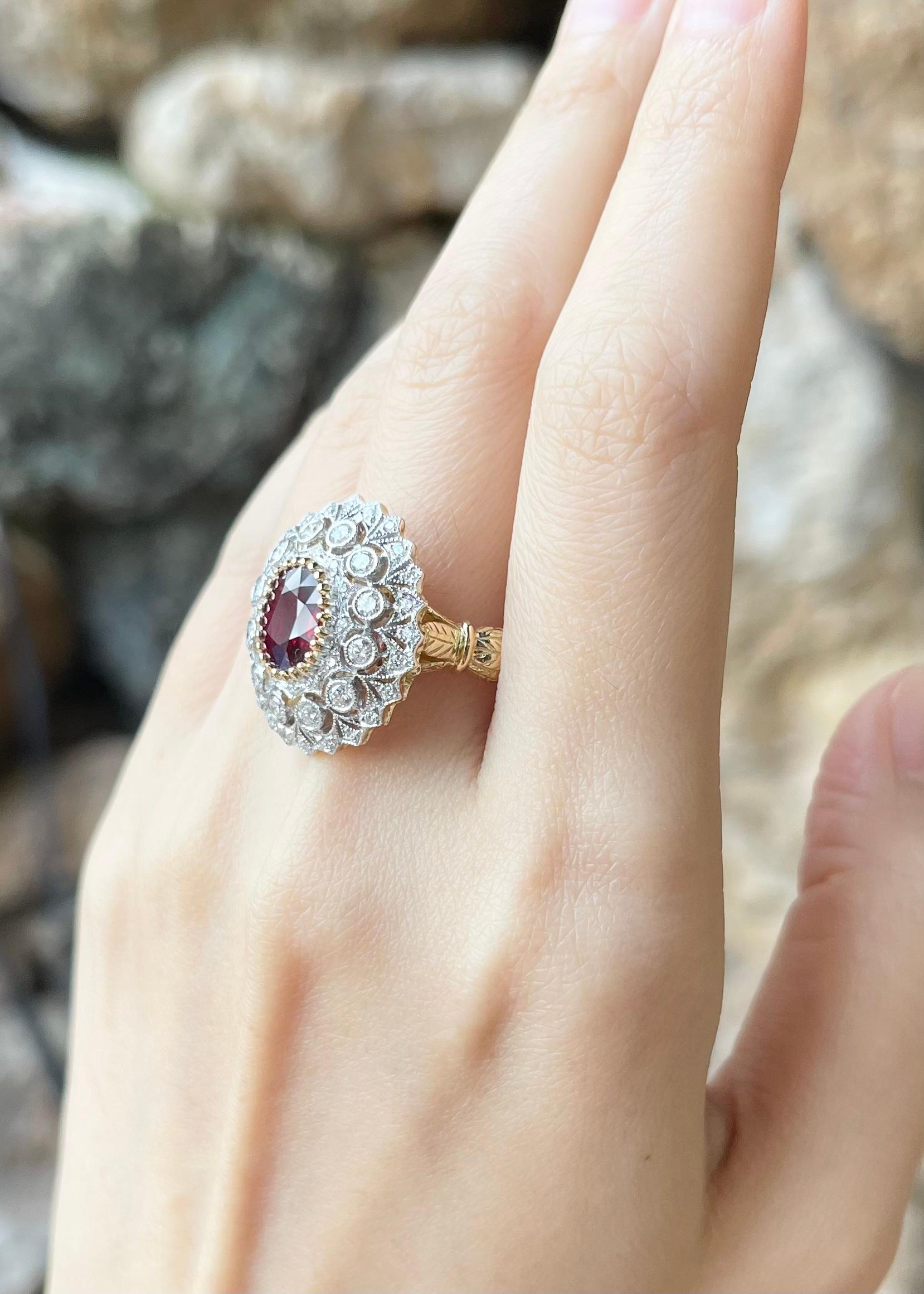 Rubin-Ring mit Diamanten in 18 Karat Gold gefasst im Zustand „Neu“ im Angebot in Bangkok, TH