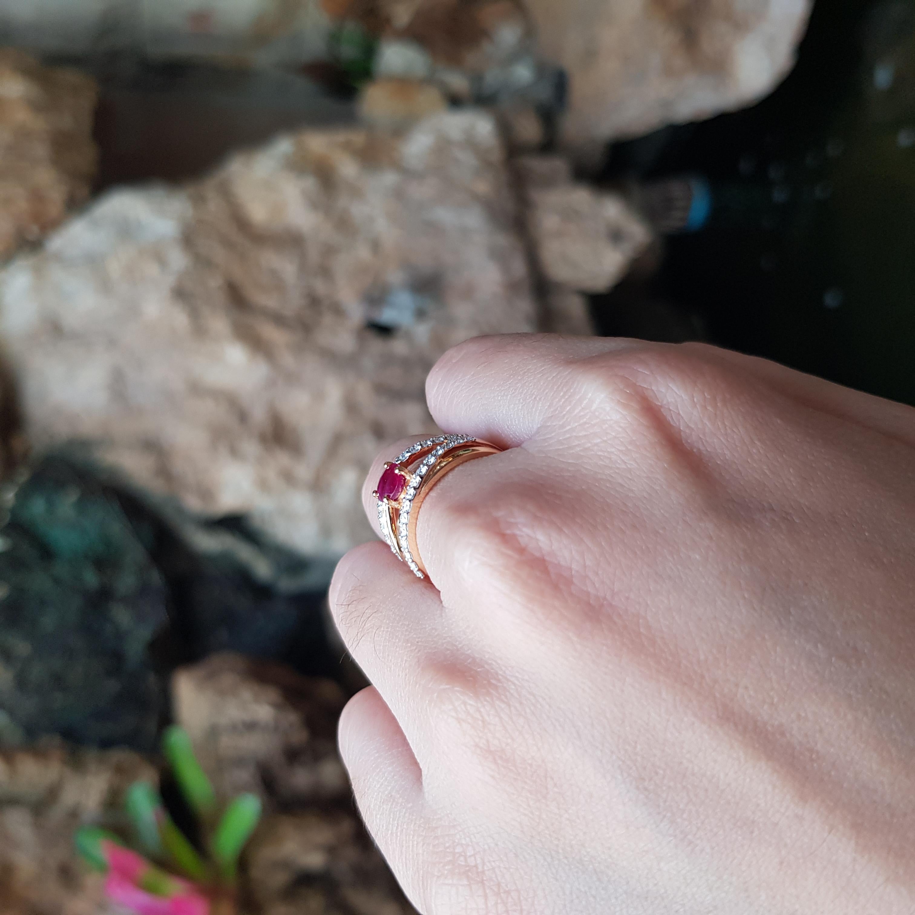 Rubin-Ring mit Diamanten in 18 Karat Gold gefasst im Zustand „Neu“ im Angebot in Bangkok, TH
