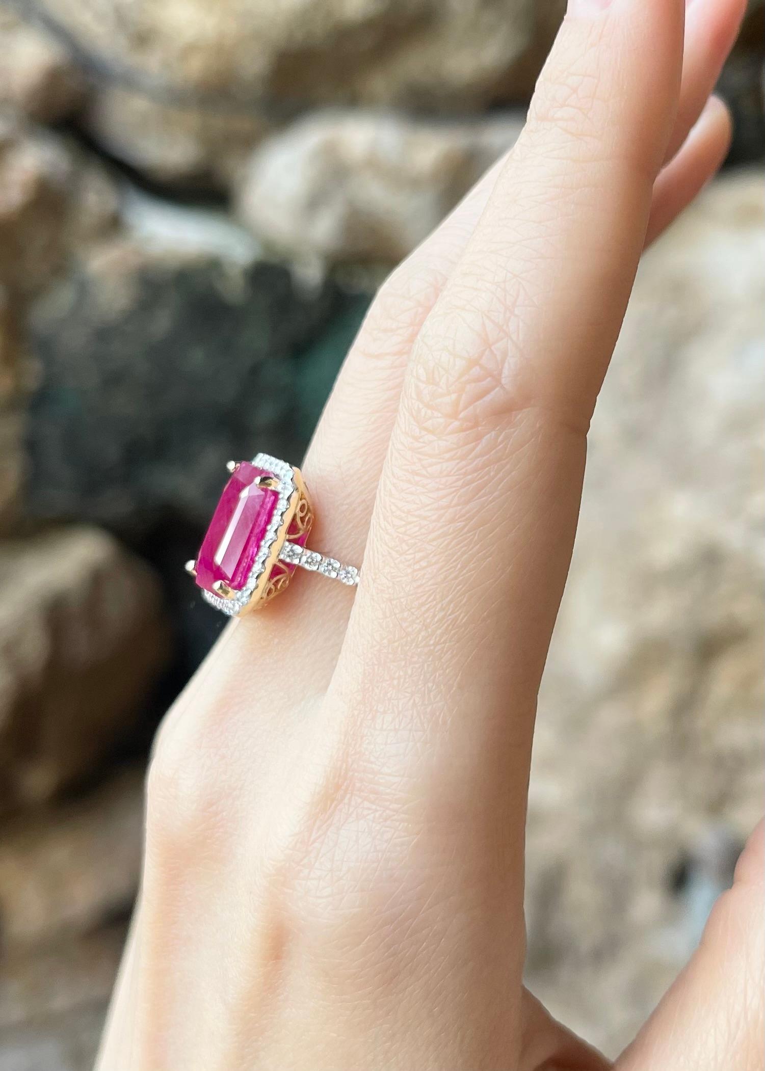 Ruby with Diamond Ring set in 18K Gold Settings In New Condition For Sale In Bangkok, TH