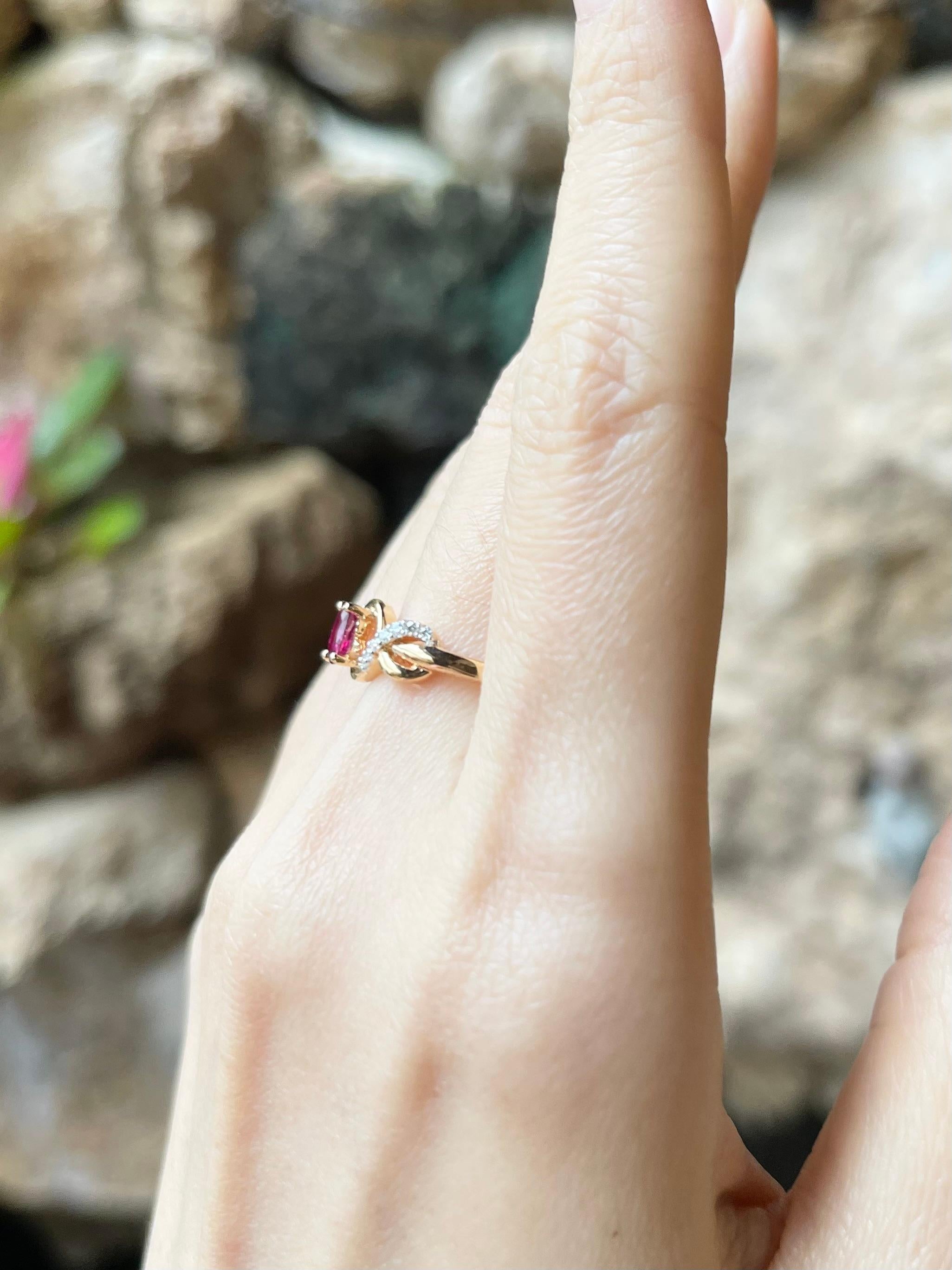 Rubin-Ring mit Diamanten in 18 Karat Gold gefasst im Zustand „Neu“ im Angebot in Bangkok, TH