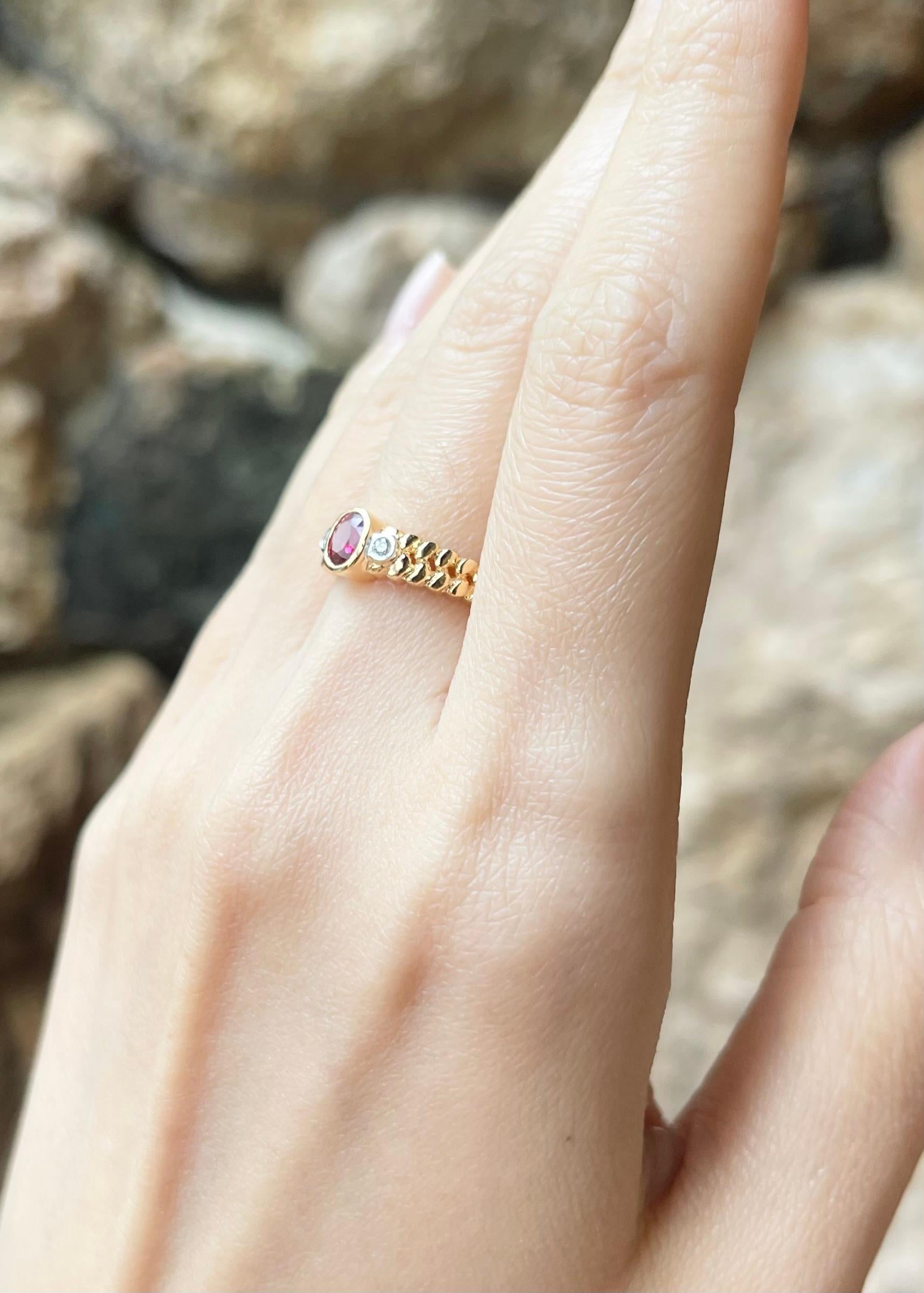 Rubin-Ring mit Diamanten in 18 Karat Gold gefasst im Zustand „Neu“ im Angebot in Bangkok, TH