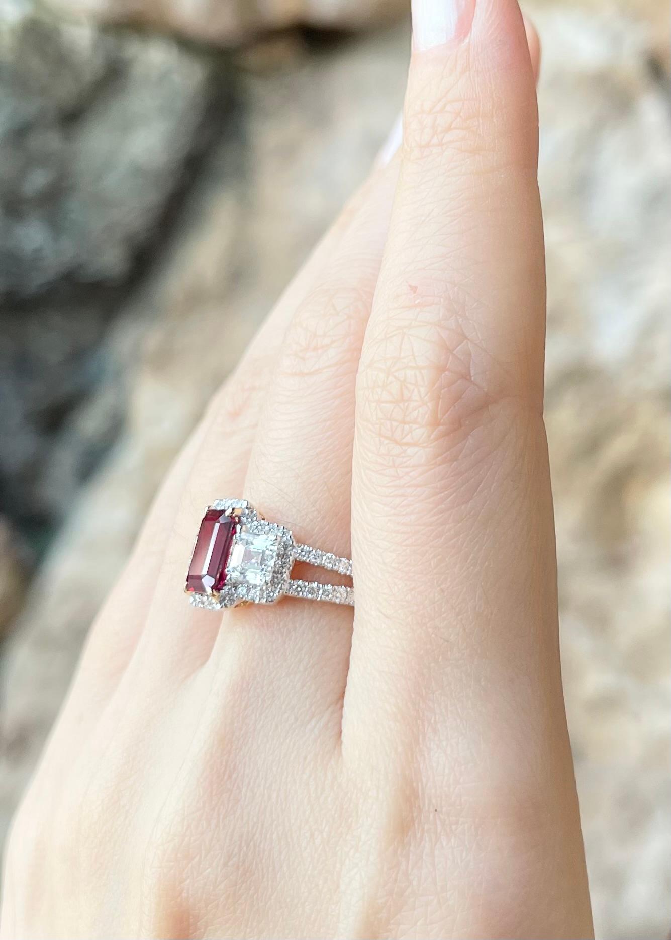 Anello con rubino e diamanti incastonati in oro 18 carati In condizioni Nuovo in vendita a Bangkok, TH