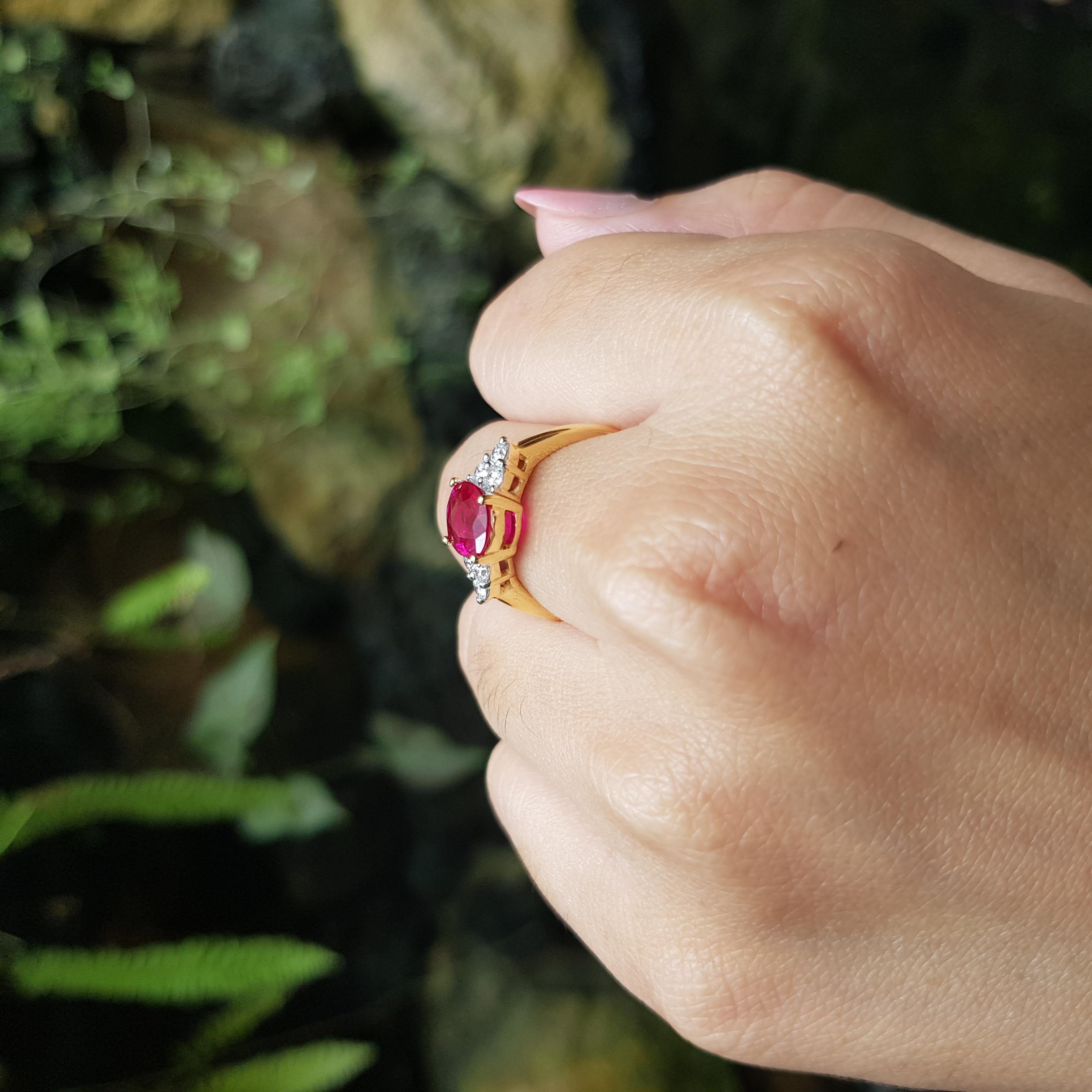 Bague en or 18 carats sertie de rubis et de diamants Neuf - En vente à Bangkok, TH