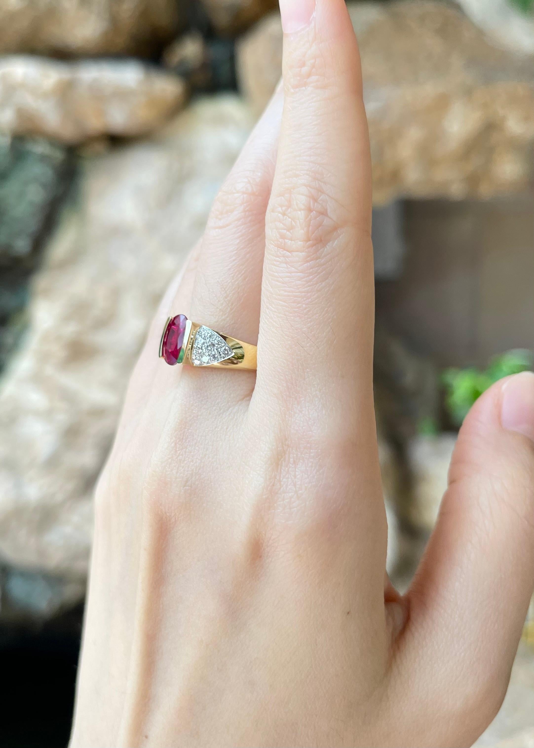 Ruby with Diamond Ring set in 18K Gold Settings In New Condition For Sale In Bangkok, TH