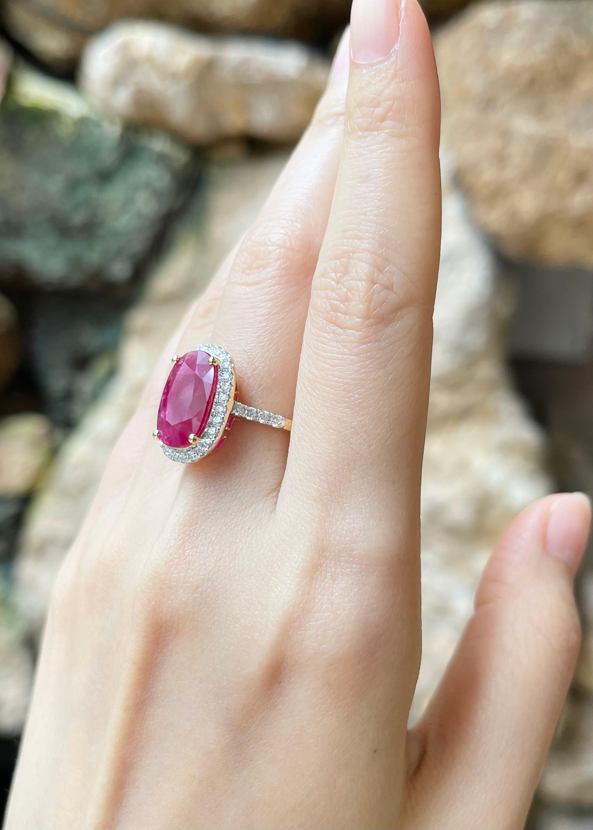 Ruby with Diamond Ring set in 18K Gold Settings In New Condition For Sale In Bangkok, TH