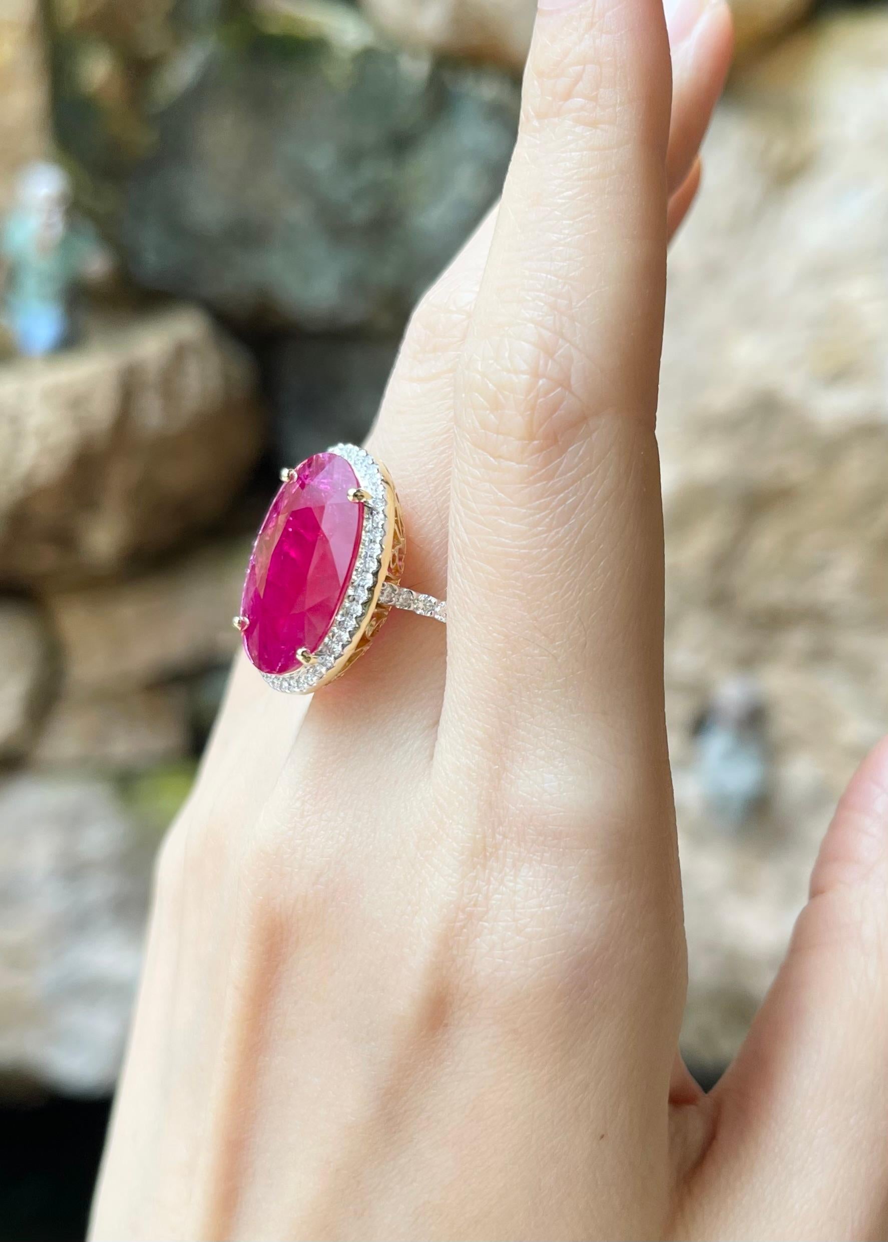 Ruby with Diamond Ring set in 18K Gold Settings In New Condition For Sale In Bangkok, TH