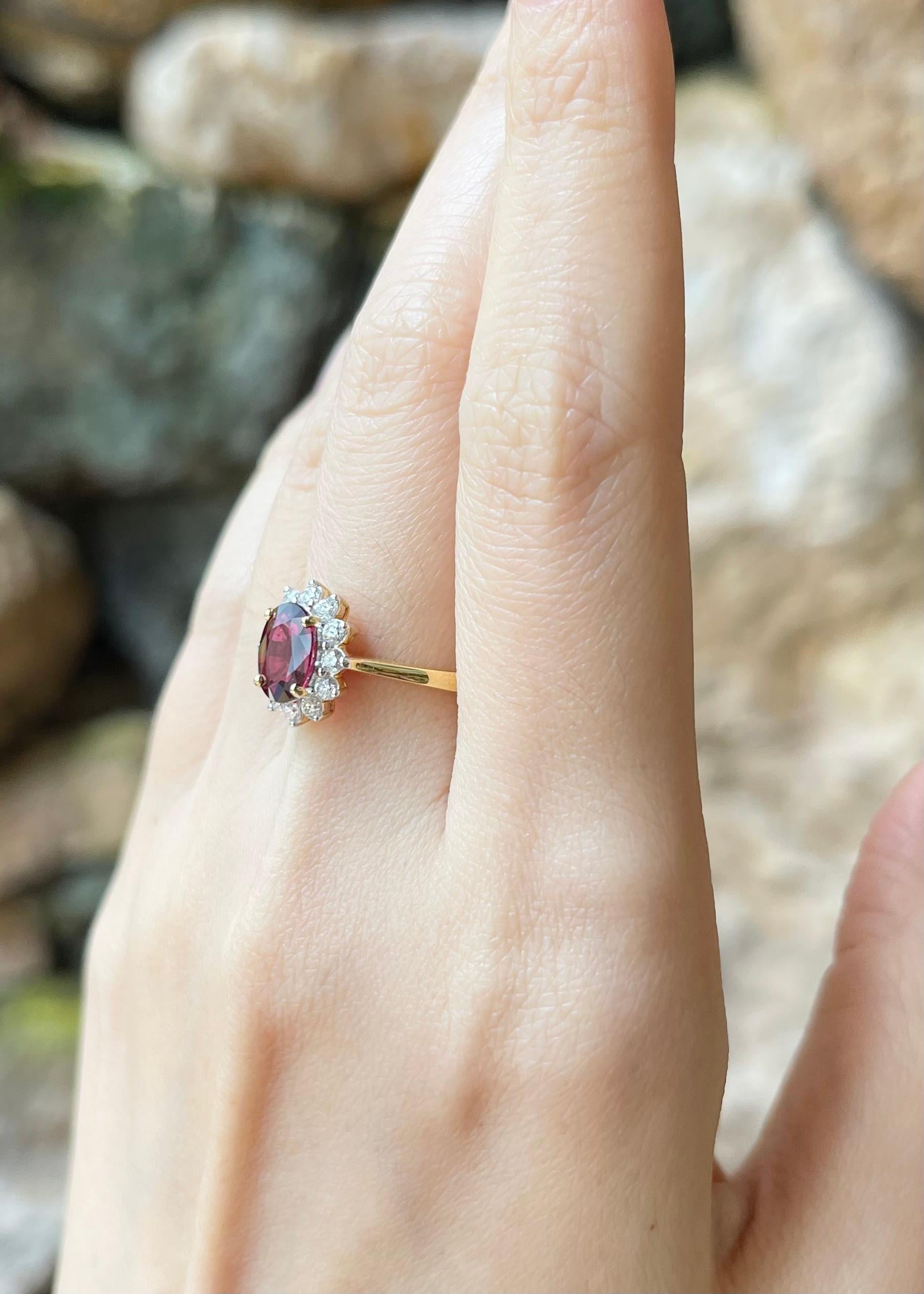 Rubin-Ring mit Diamanten in 18 Karat Gold gefasst im Zustand „Neu“ im Angebot in Bangkok, TH