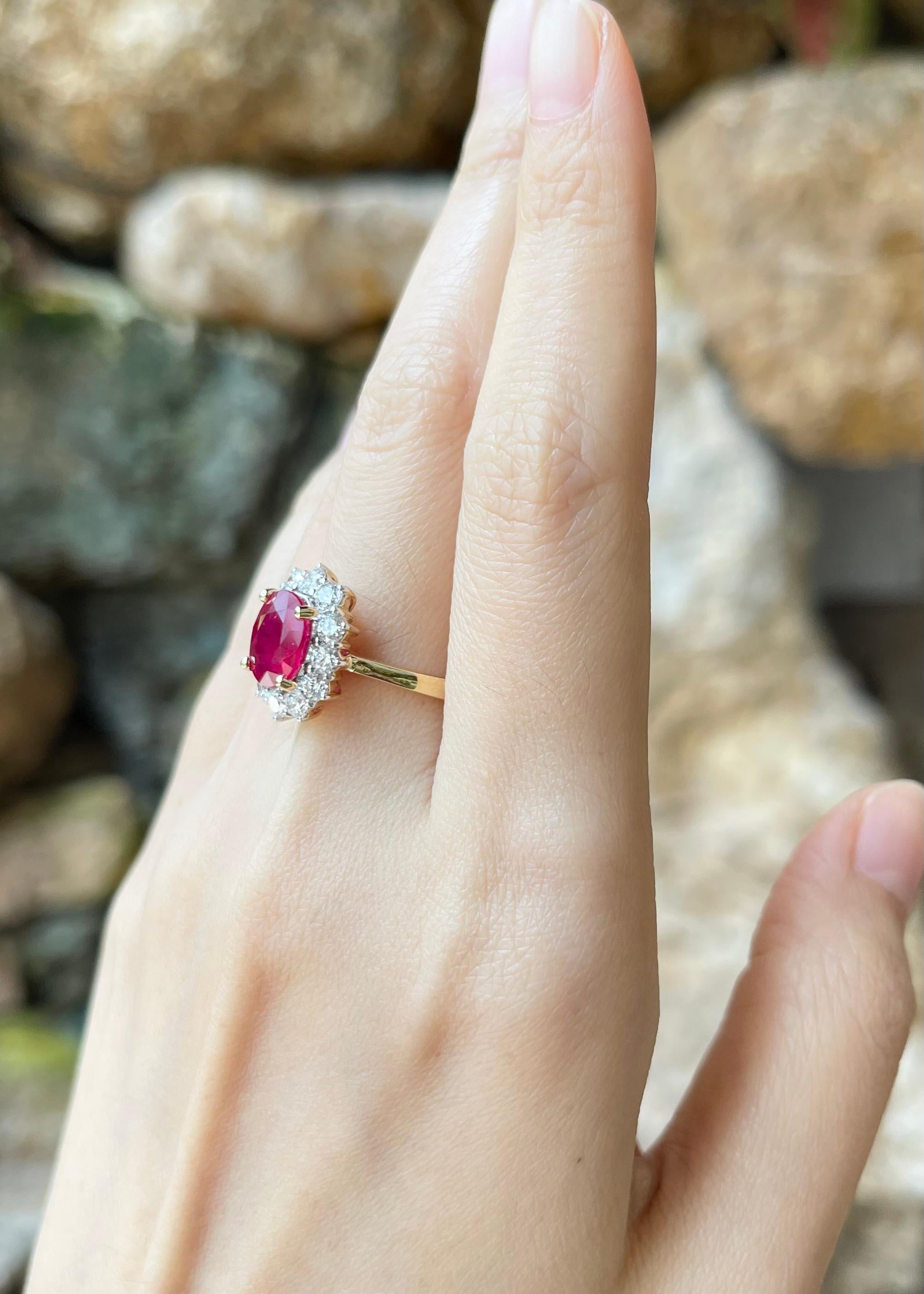 Rubin-Ring mit Diamanten in 18 Karat Gold gefasst im Zustand „Neu“ im Angebot in Bangkok, TH