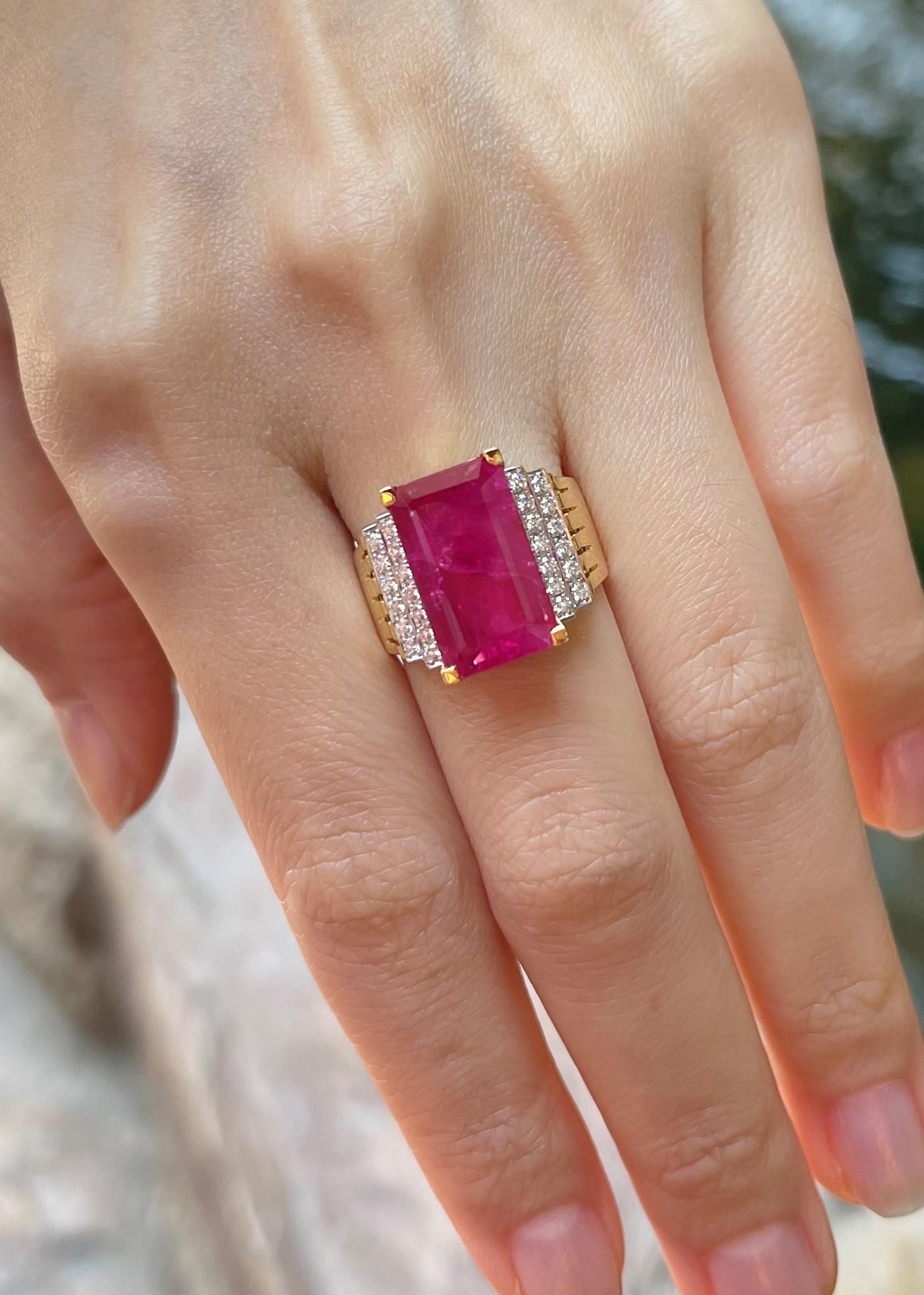 Rubin mit Diamanten  Ring in 18 Karat Goldfassungen gefasst Damen im Angebot