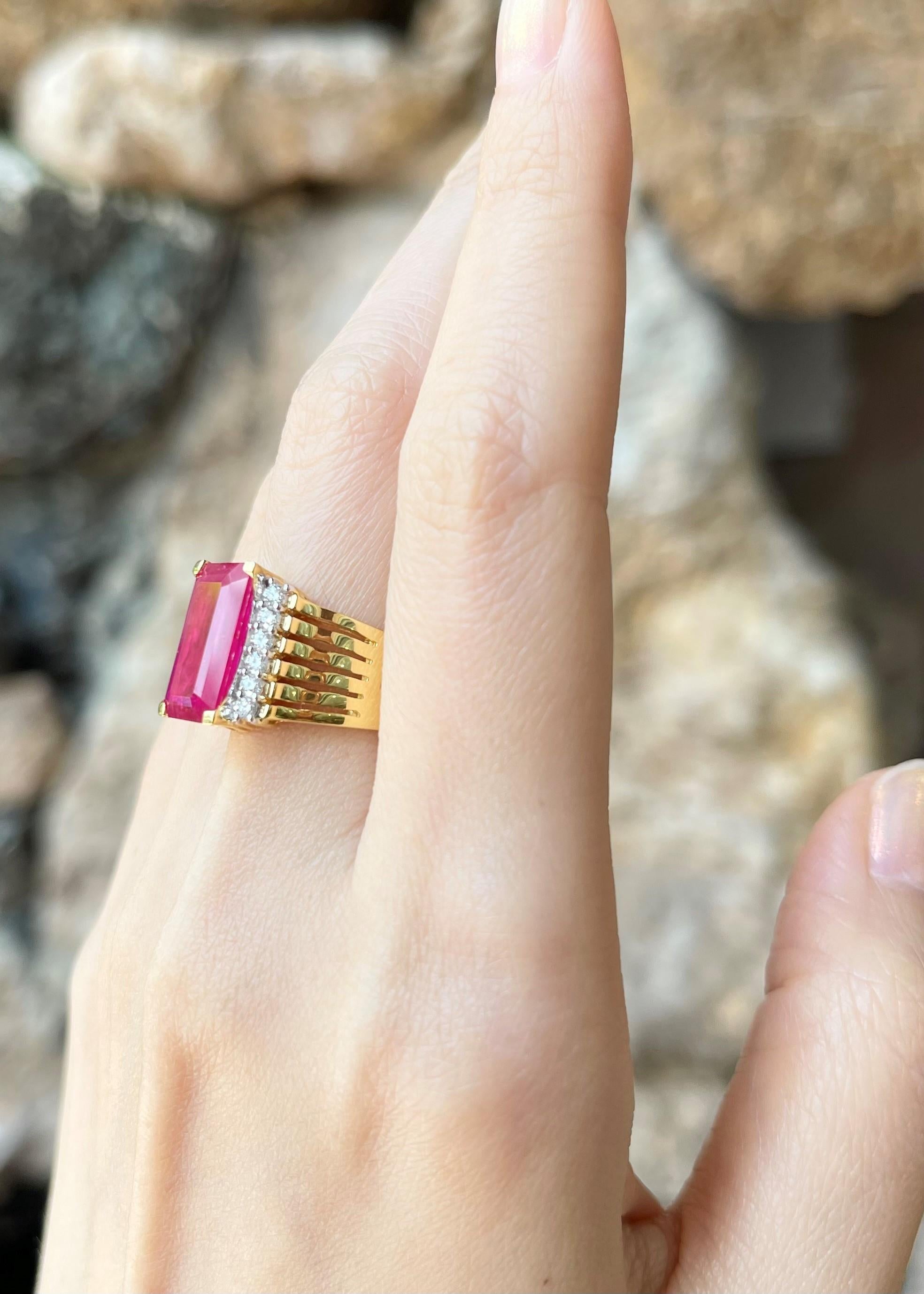 Rubin-Ring mit Diamanten in 18 Karat Gold gefasst Damen im Angebot