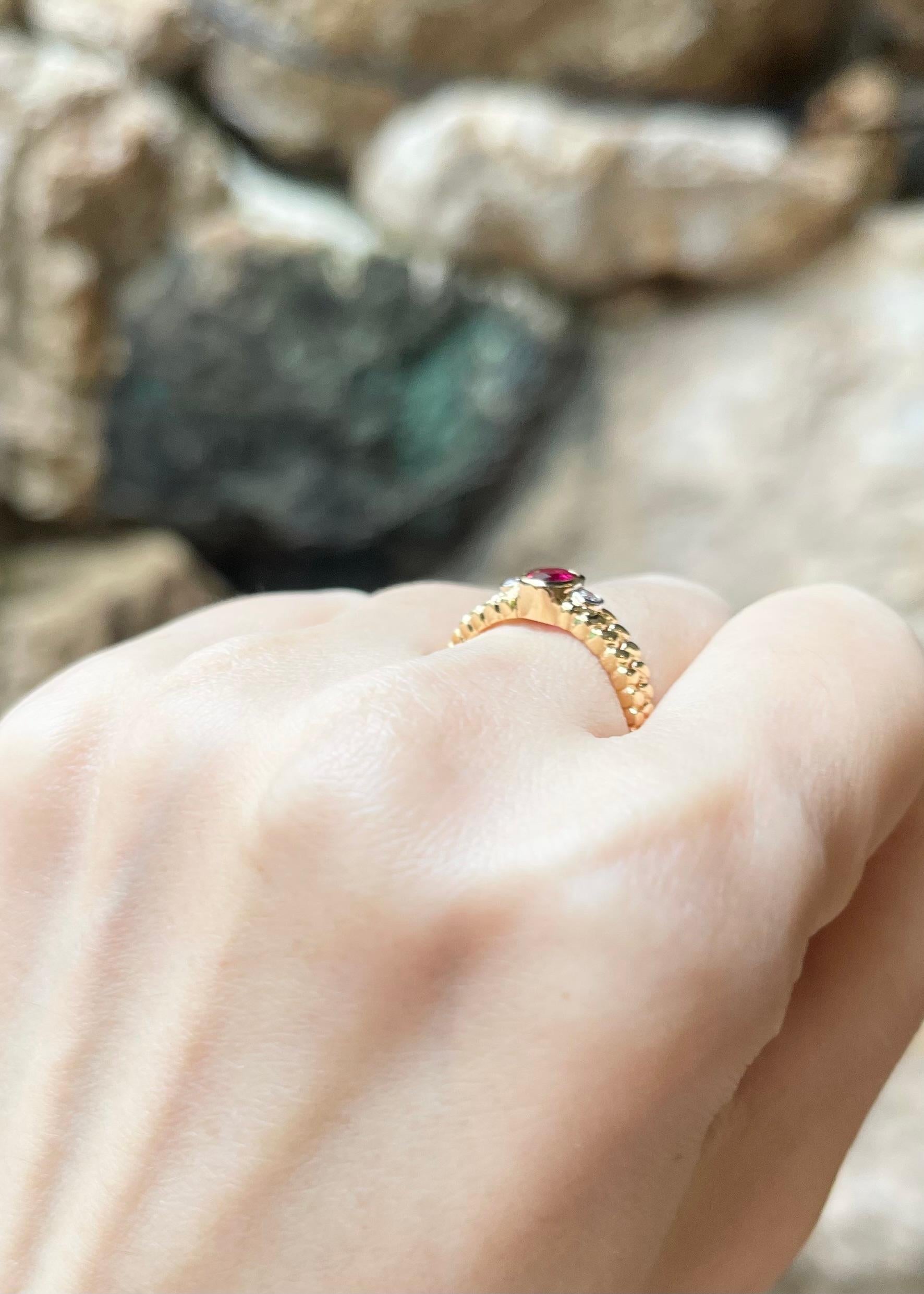 Rubin-Ring mit Diamanten in 18 Karat Gold gefasst Damen im Angebot