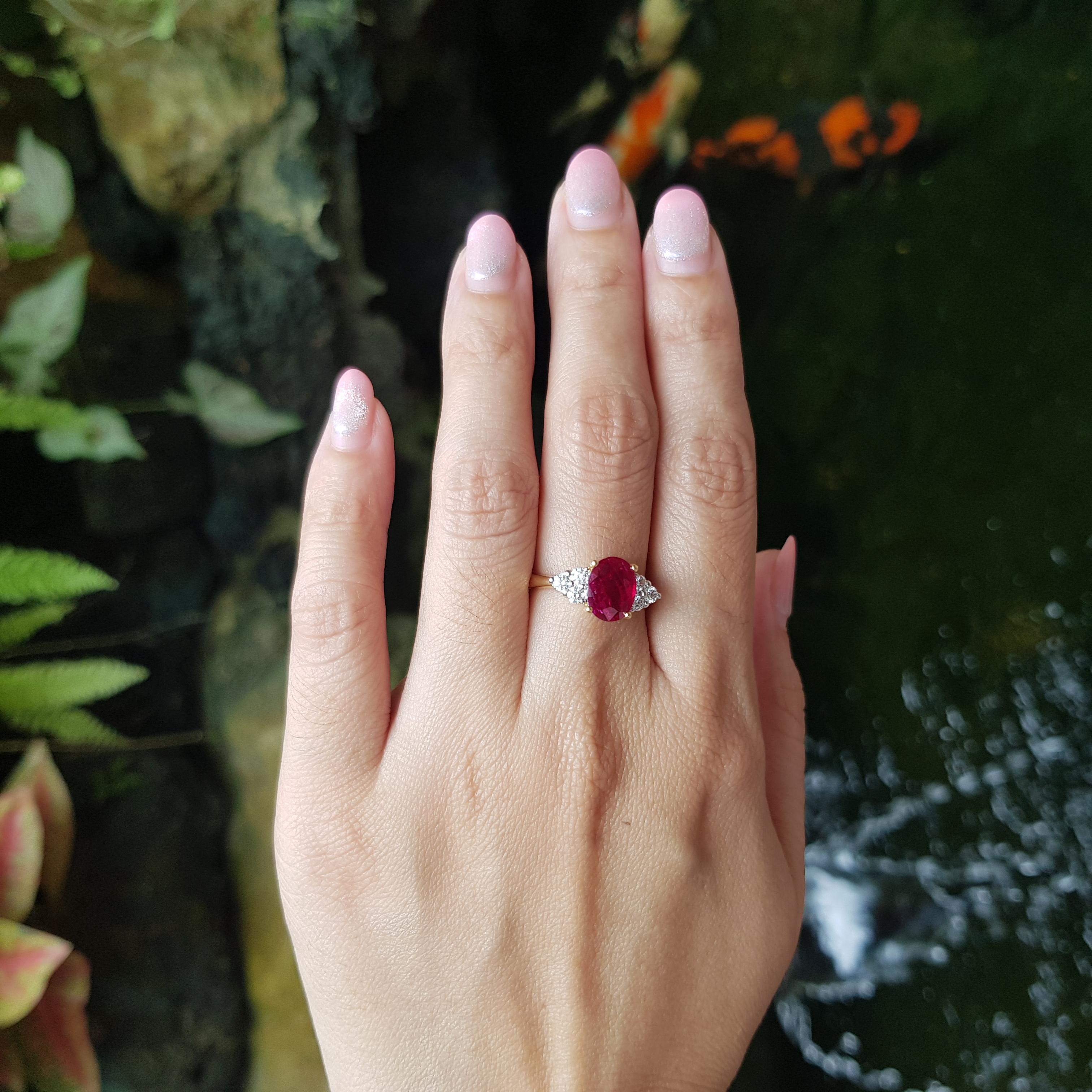 Bague en or 18 carats sertie de rubis et de diamants Pour femmes en vente