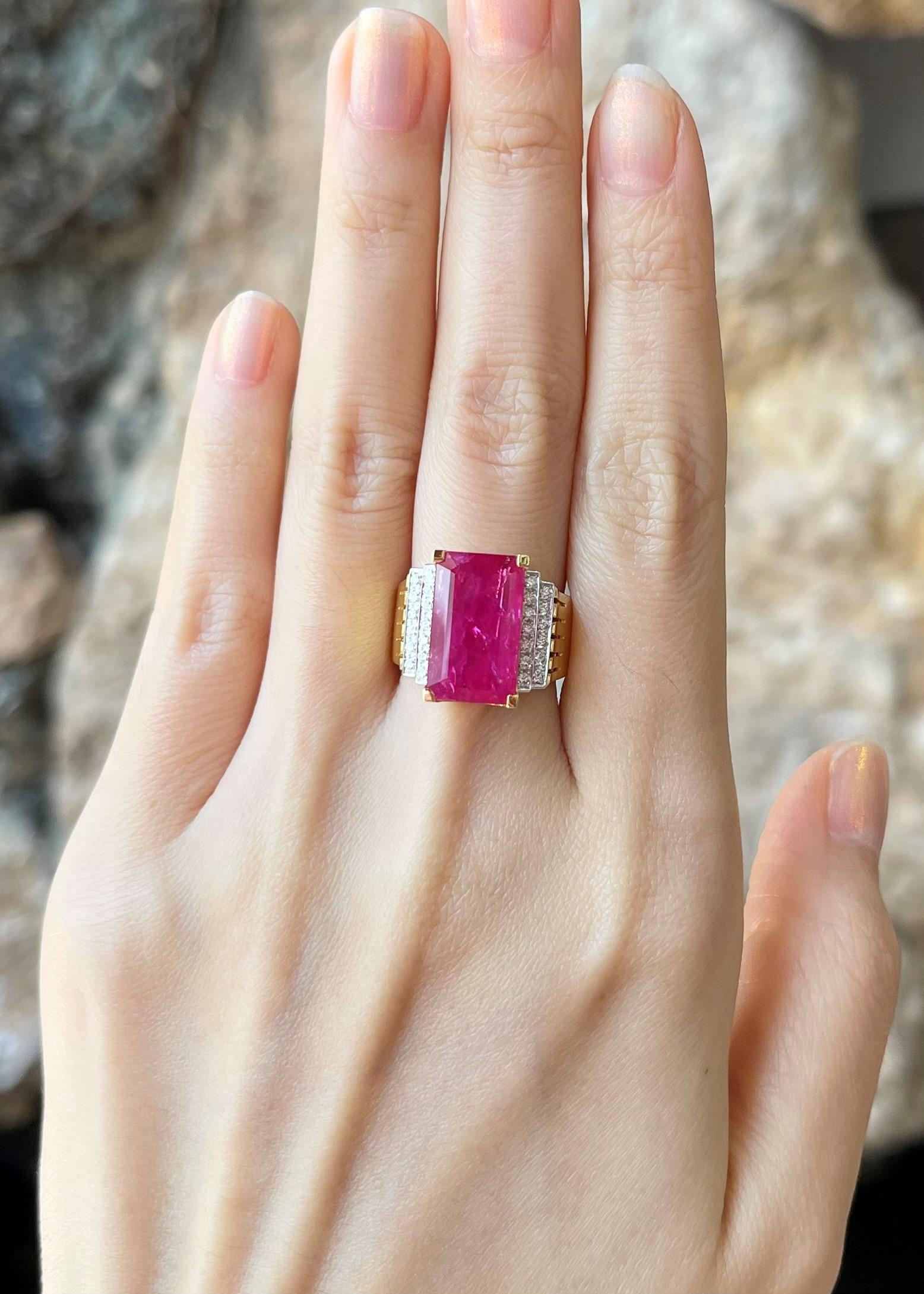 Rubin mit Diamanten  Ring in 18 Karat Goldfassungen gefasst im Angebot 1