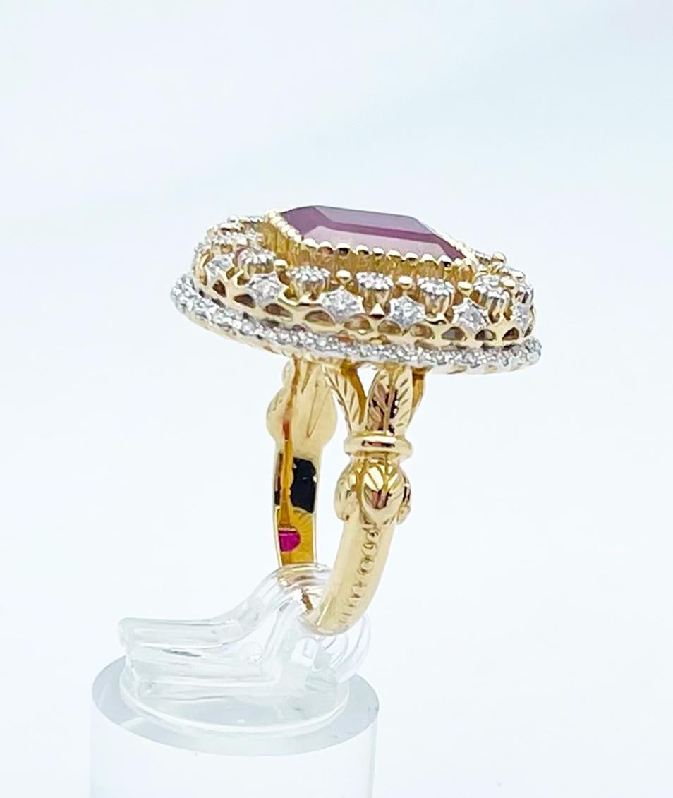 Anillo de rubí con diamantes engastado en oro de 18 quilates en venta 1